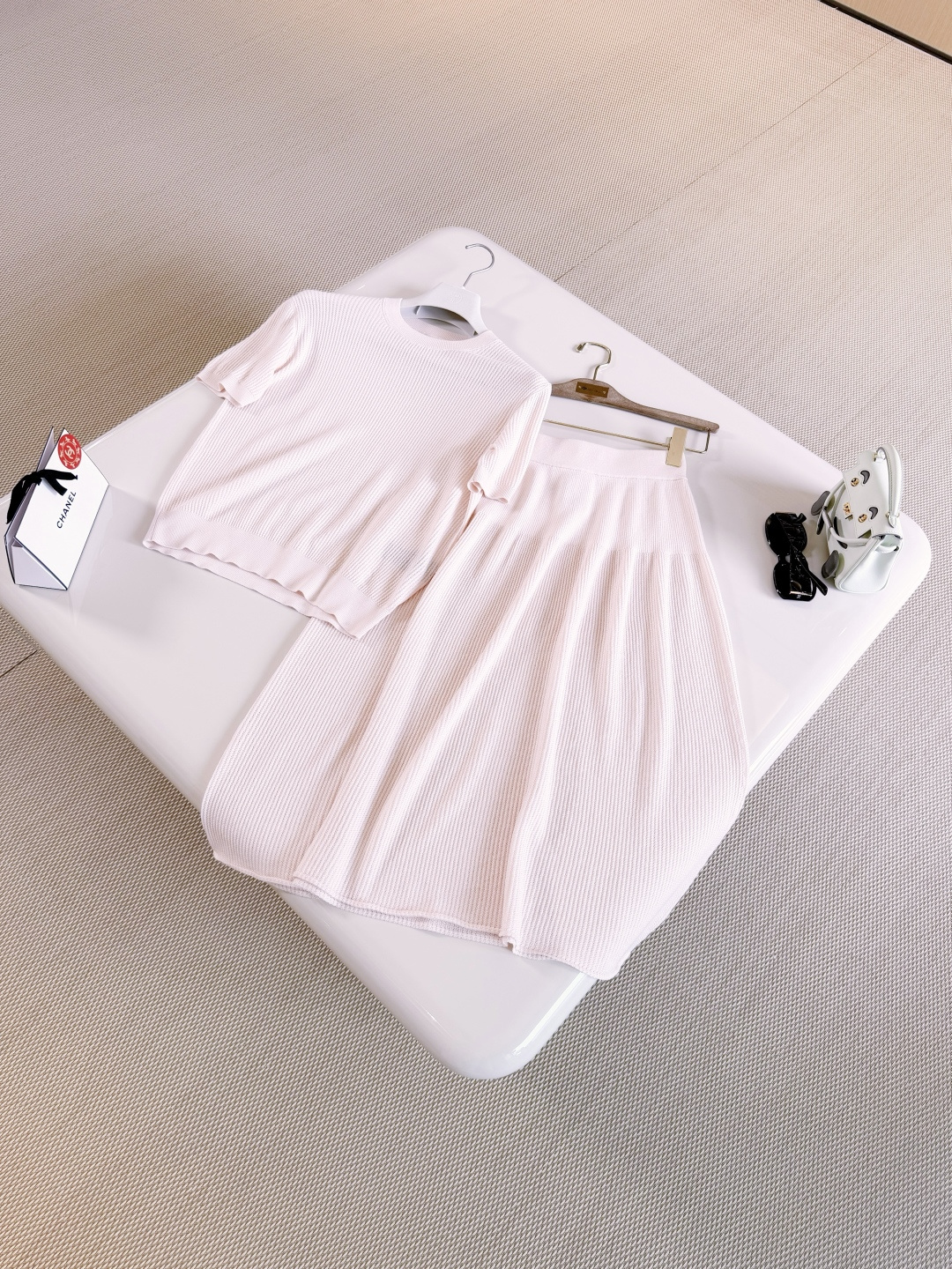 NO:863312,Lpro Pia 26S old forward stretch rib pink crew neck sweater. Short-sleeved sweater with slim fit. It is cleverly blended with wool and mulberry silk to give the clothes bright luster and natural elasticity. It feels soft and light and brings a unique sensory pleasure experience. Top quality, loro piana, sweaters, T-shirt,19860909Lpro Pia 26S 老前锋弹力罗纹粉色圆领针织衫 短袖毛衣版型修身 采用羊毛与桑蚕丝巧妙融合 赋予衣物亮丽光泽与天然弹力,手感柔和轻盈 带来独特的感官愉悦体验 顶级品质,,loro piana,sweaters,T-shirt,,Women's clothing
