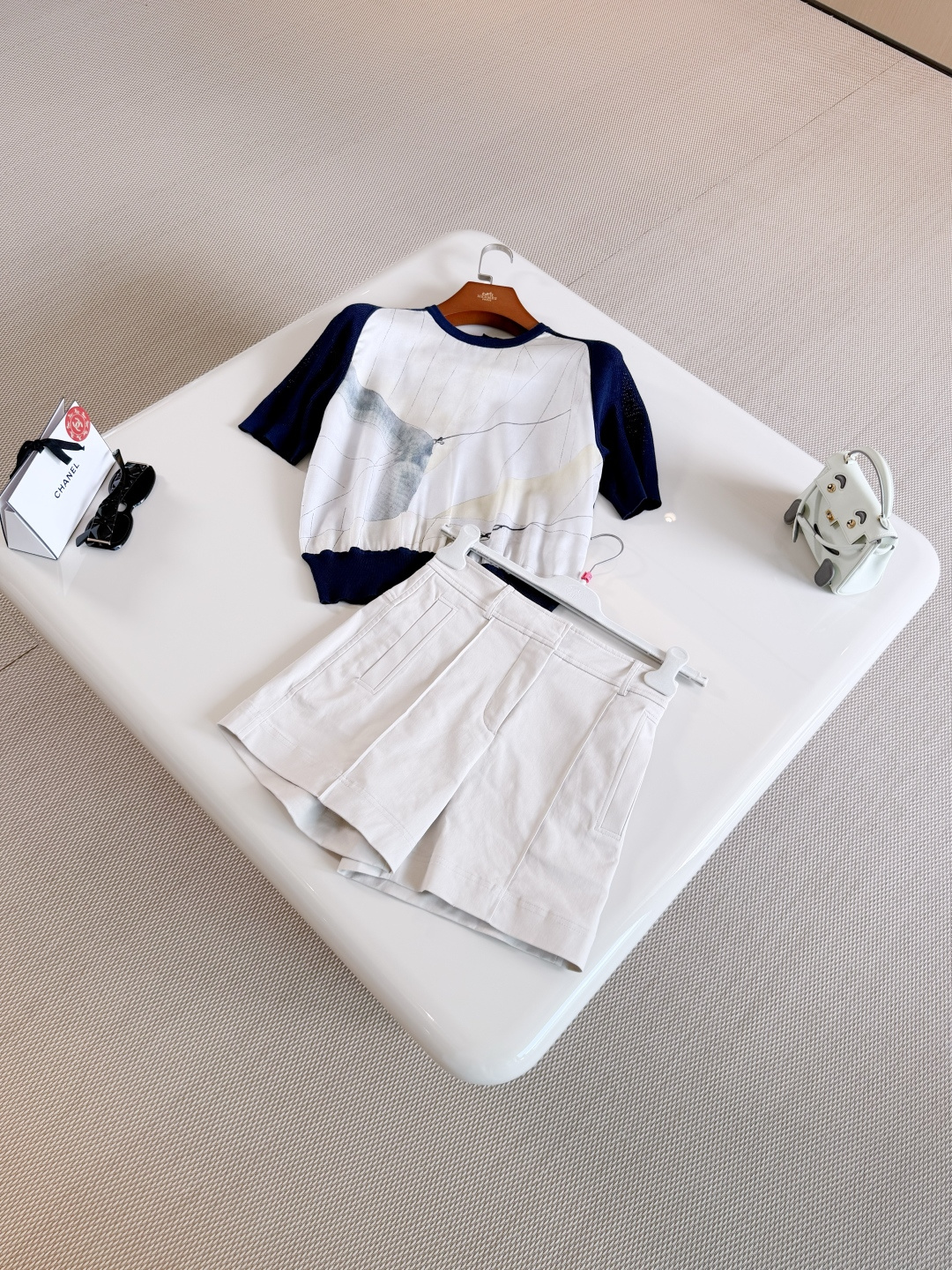 NO:865422,Lpro Pia 26S sail-printed silk round-neck stretch sweater. The top is knitted from mulberry silk and decorated with a vivid Libeccio pattern. Through the meandering and smooth sail-shaped lines and the intertwined geometric structure, it interprets the rhythm of the sea breeze and the shadow of the bow and sail. It pays tribute to the traditional spirit of navigation, loro piana, real silk,19860909Lpro Pia 26S 风帆印花真丝圆领弹力针织衫 上衣采用桑蚕丝针织而成饰有生动的Libeccio图案,通过蜿蜒流畅的帆形线条与交织的几何结构 演绎海风牵弓帆影的律动之感 致敬航海传统精神,,loro piana,real silk,,Women's clothing