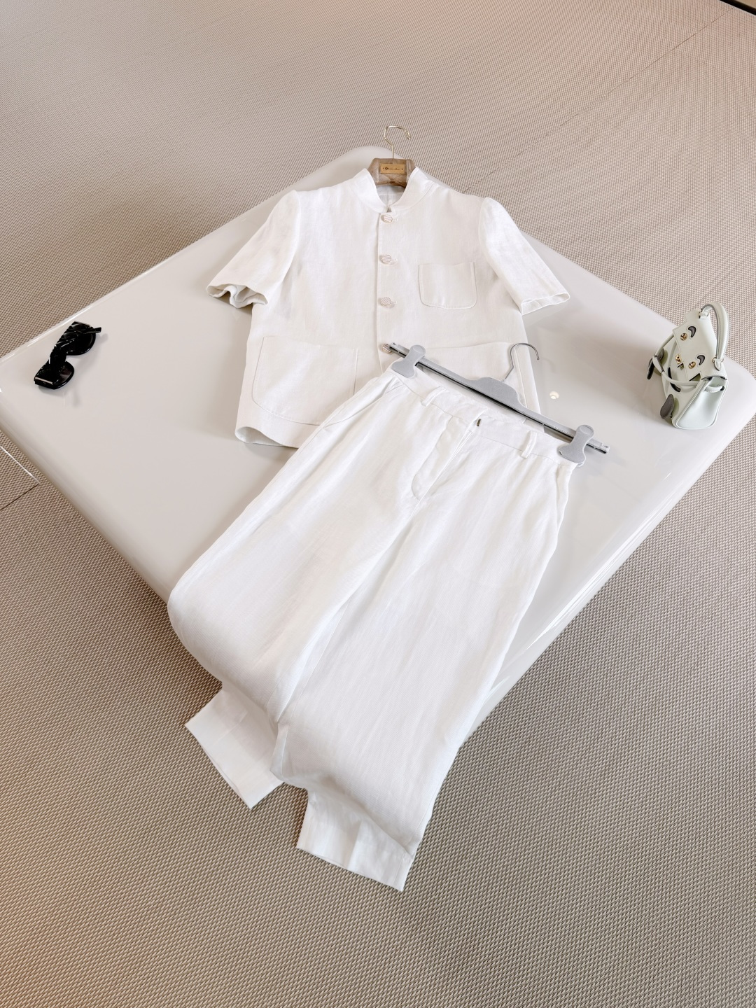 NO:865483,Lpro Pia 26S double-sided three-dimensional pocket stand-up collar linen short-sleeved jacket. Its design is inspired by the uniforms of Spanish military officers. It is crafted from linen and silk blended twill fabrics. The stand-up collar has buttonless cuffs and double patch pocket design. It has both soft texture and stiff structure. Top quality,,loro piana,jackets & coats,T-shirt,real silk,19860909Lpro Pia 26S 双侧立体口袋立领亚麻短袖外套 其设计灵感源自西班牙军官制服 采用亚麻和真丝混纺斜纹面料匠心打造,立领 无扣袖口及双贴袋设计 兼具柔软质感与挺括结构感 顶级品质,,loro piana,jackets & coats,T-shirt,real silk,,Women's clothing