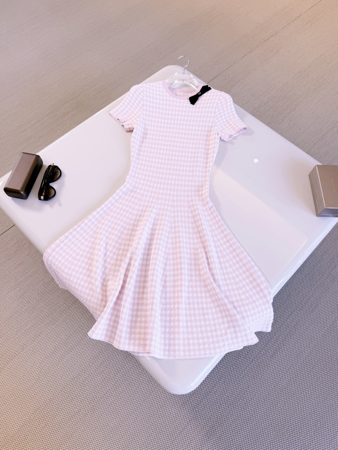 NO:865522,DIO 26W pink plaid stretch knit dress iviera limited series. It is carefully made of pink and white blended knitted fabrics. The waist is large and the skirt is regular fit. The collar is decorated with a black grosgrain bow embellished with the CD logo. Beautiful and exquisite,, dior, skirts,19860909DIO 26W 粉色格纹弹力针织连衣裙 iviera限定系列 采用粉色和白色混纺针织面料精心制作 收腰大裙摆常规版型、衣领饰以点缀以CD标志的黑色罗缎蝴蝶结 绝美精致,,dior,skirts,,Women's clothing