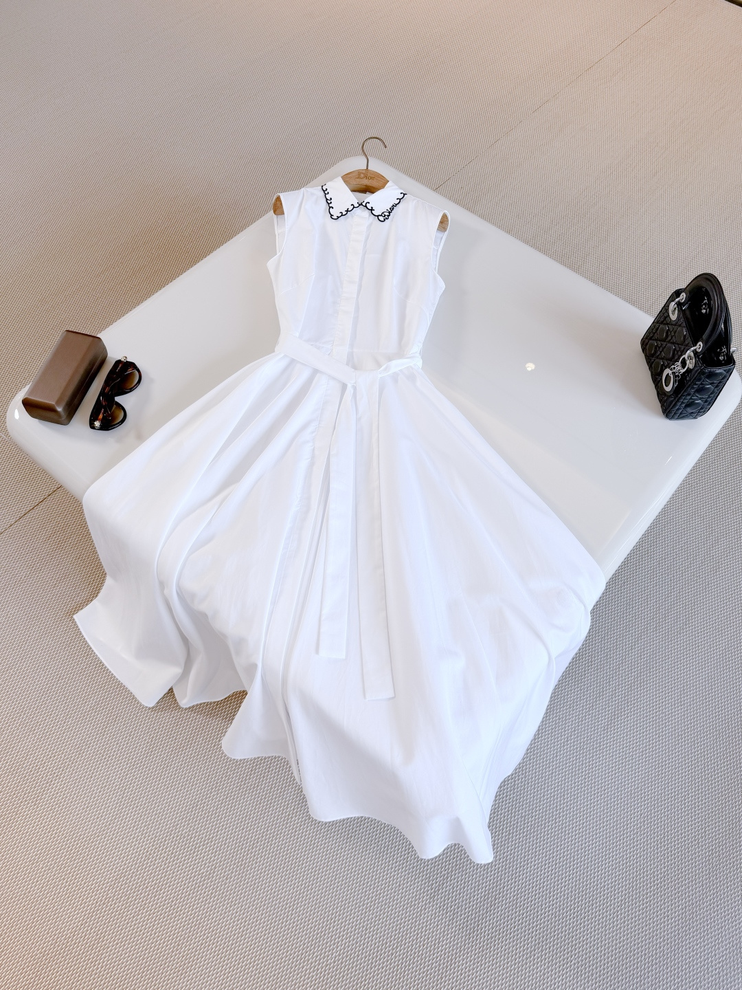 NO:865420,DIO 26W white embroidered lace collar waisted cotton dress. Pure cotton material is light and breathable. Lace hand-painted three-dimensional letter embroidered shirt collar with black and white contrasting piping, French elegance embellishment. The waist tie can be adjusted to easily outline the waistline. Beautiful and noble, dior, skirts, shirts,19860909DIO 26W 白色刺绣花边领收腰棉质连衣裙 纯棉材质轻盈透气 花边手绘立体字母刺绣衬衫领黑白撞色滚边,法式优雅感点缀 腰间系带可调节轻松勾勒腰线 绝美高贵,,dior,skirts,shirts,,Women's clothing