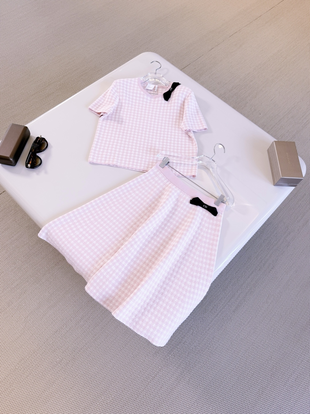 NO:865443,DIO 26W pink plaid bow knitted short-sleeved skirt suit from the iviera limited series, made of pink and white blended knitted fabric in summer tones. The collar is decorated with a black grosgrain bow embellished with the CD logo. The skirt is matched with exquisite and noble, dior, skirts, T-shirt,19860909DIO 26W 粉色格纹蝴蝶结针织短袖半裙套装 来自iviera限定系列,以夏日色调采用粉白混纺针织面料 衣领饰以点缀以CD标志的黑色罗缎蝴蝶结 半裙搭配精致高贵,,dior,skirts,T-shirt,,Women's clothing