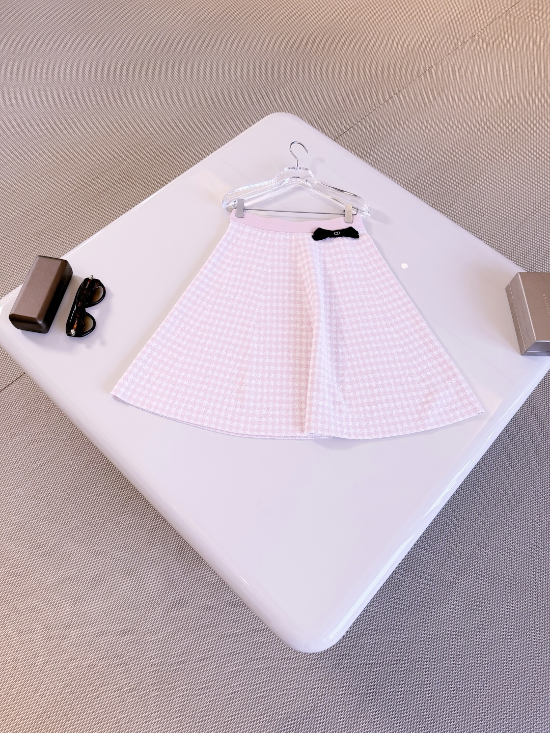 NO:865468,Details of CD pink plaid skirt, embellished with three-dimensional black grosgrain bow, rib knitted with silver finish metal CD logo,,skirts,19860909CD粉色格纹半裙细节 点缀立体黑色罗缎蝴蝶结 以银色饰面金属CD标志罗纹针织,,skirts,,Women's clothing