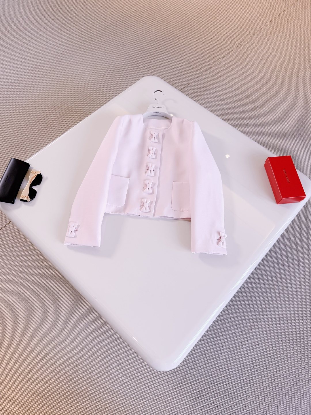 NO:865481,DIO 26W pink silk wool bow silhouette jacket. It is carefully made of pink sheep wool blended fabric. It has a short regular fit and is decorated with same-tone bow buttons on the front and cuffs to enhance the style. It shows fashionable and elegant temperament,, dior, jackets & coats,19860909DIO 26W 粉色丝毛蝴蝶结廓形夹克 采用粉色绵羊毛混纺面料精心制作 短款常规版型、正面和袖口饰以同色调蝴蝶结纽扣提升格调 彰显时髦高雅气质,,dior,jackets & coats,,Women's clothing