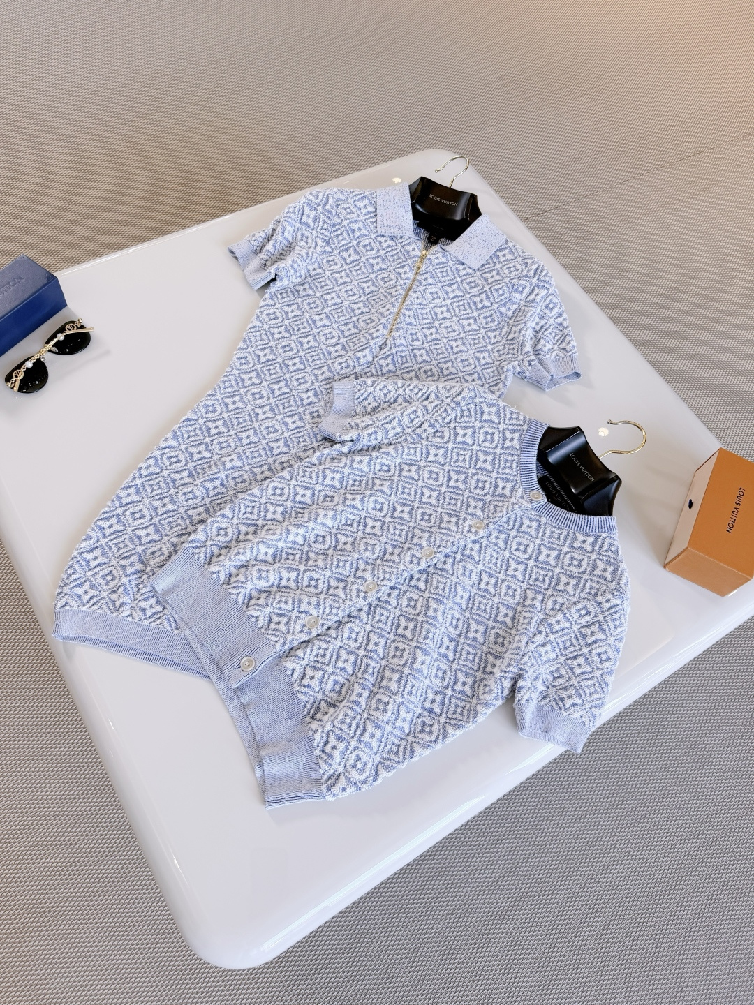 NO:868538,LOUIS 26W Presbyopia embossed all-over lapel stretch knit top. The light blue and white geometric pattern is fresh and elegant. The round neck is embellished with vertical horn button design. The fabric is light and stretch knitted for casual tailoring. Casual and high-end, fresh and elegant,,louis vuitton,19860909LOUIS 26W 老花浮雕满印翻领弹力针织上衣 浅蓝白色几何图案清新优雅 圆领点缀竖排牛角扣设计、面料轻薄弹力针织休闲剪裁 随性又高级 清新淡雅,,louis vuitton,,Women's clothing