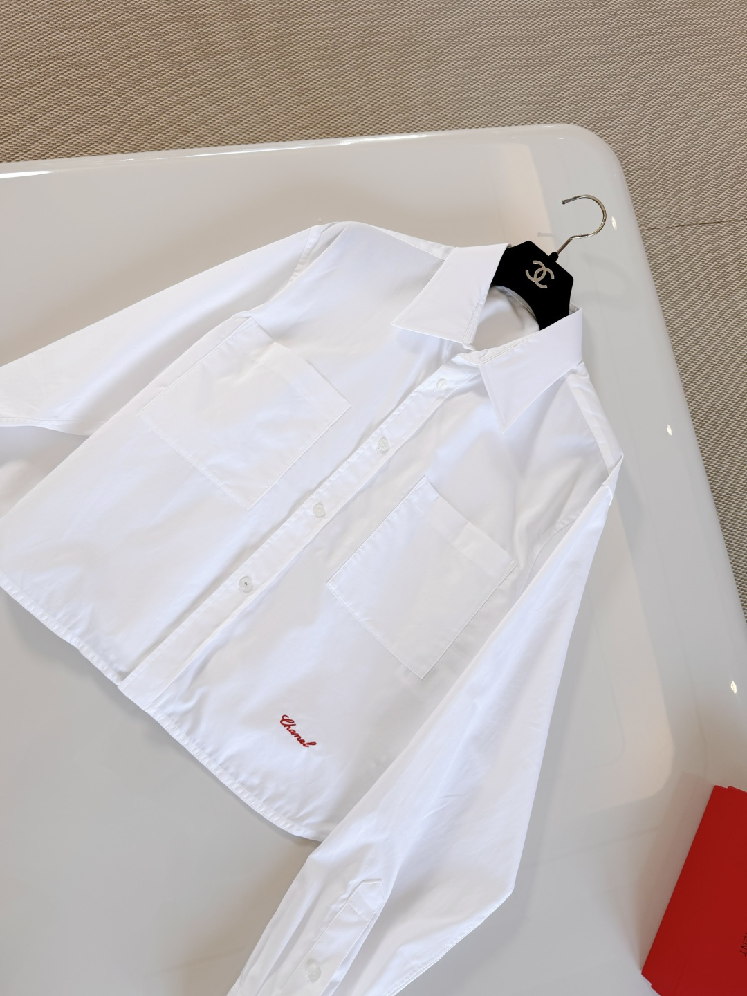 NO:868671,CHA 26S Double C letter embroidered chain hem lapel white shirt. Short white shirt made of cotton fabric. Loose shorts design, double patch pockets on the chest + red embroidered logo is highly recognizable. Silver chain embellishment details at the hem. Top quality, shorts, shirts,19860909CHA 26S 双C字母刺绣链条下摆翻领白衬衫 短款白色衬衫采用棉质面料制作 宽松短裤设计,胸前双贴袋+红色刺绣logo辨识度十足 下摆银色链条点缀细节满分 顶级品质,,shorts,shirts,,Women's clothing