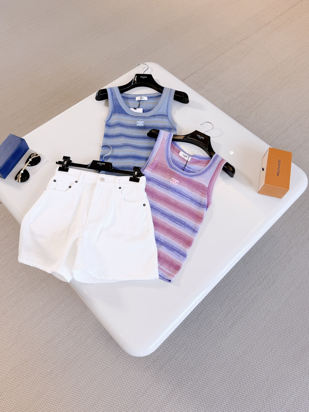 NO:868657,CEL 26S Arc de Triomphe two-color gradient striped knitted vest Striped knitted vest Purple pink gradient color super gentle Simple and fashionable Made of linen + Tencel material, sleeveless design Logo embroidered on the chest Low-key and recognizable Top quality,,19860909CEL 26S 凯旋门双色渐变条纹针织背心 条纹针织背心 紫粉渐变色超温柔 简约又时髦 采用亚麻+天丝材质制作而成,无袖设计 胸前贴标刺绣logo 低调有辨识度 顶级品质,,,Women's clothing