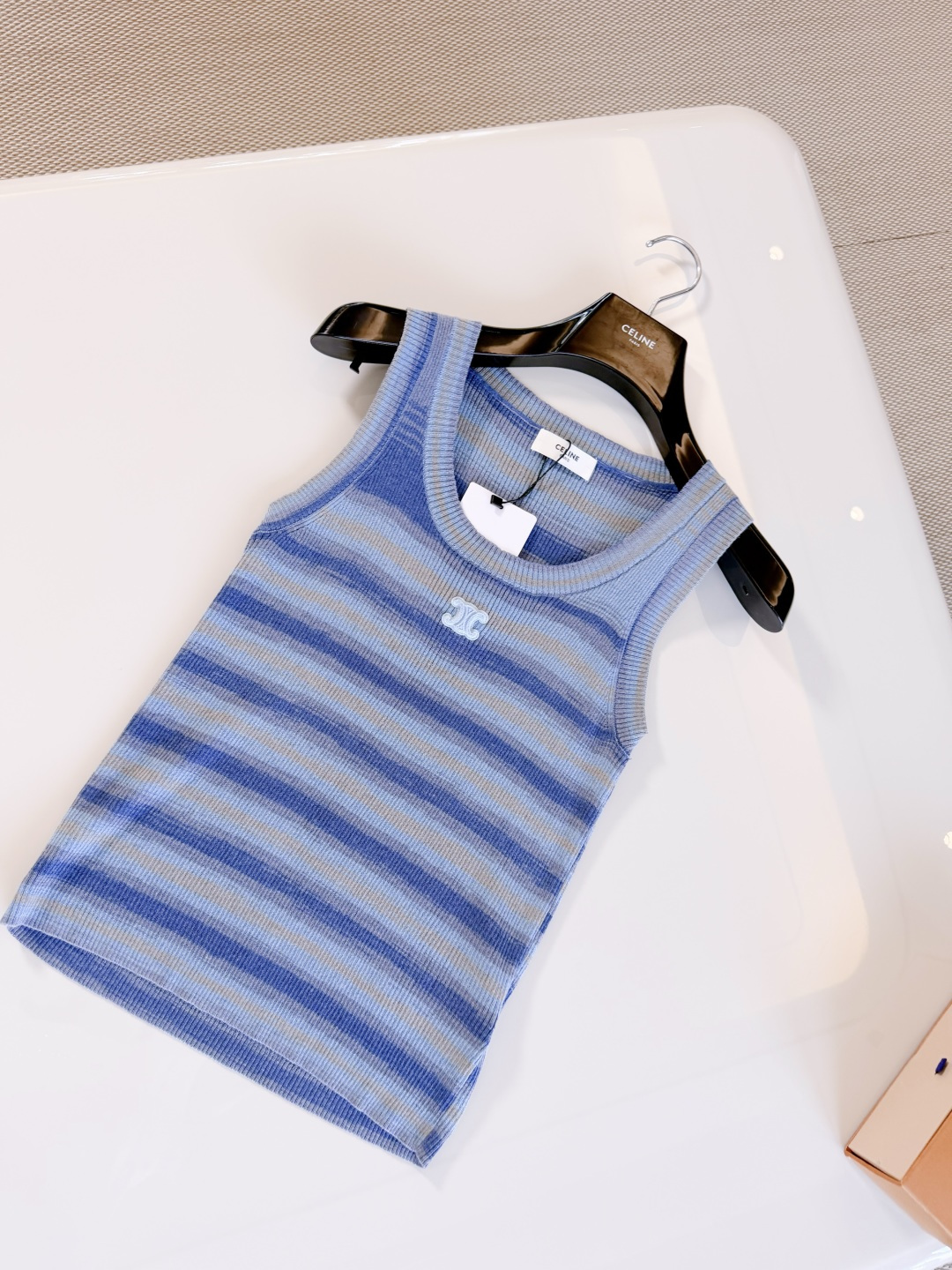 NO:868663,Details: Sleeveless slim fit design. Gray-blue gradient design. Beautiful and energetic. The Arc de Triomphe label on the chest highlights the brand design elements.19860909细节 无袖修身版型设计 灰蓝色渐变设计 靓丽又活力 胸前凯旋门贴标彰显品牌设计元素,,,Women's clothing