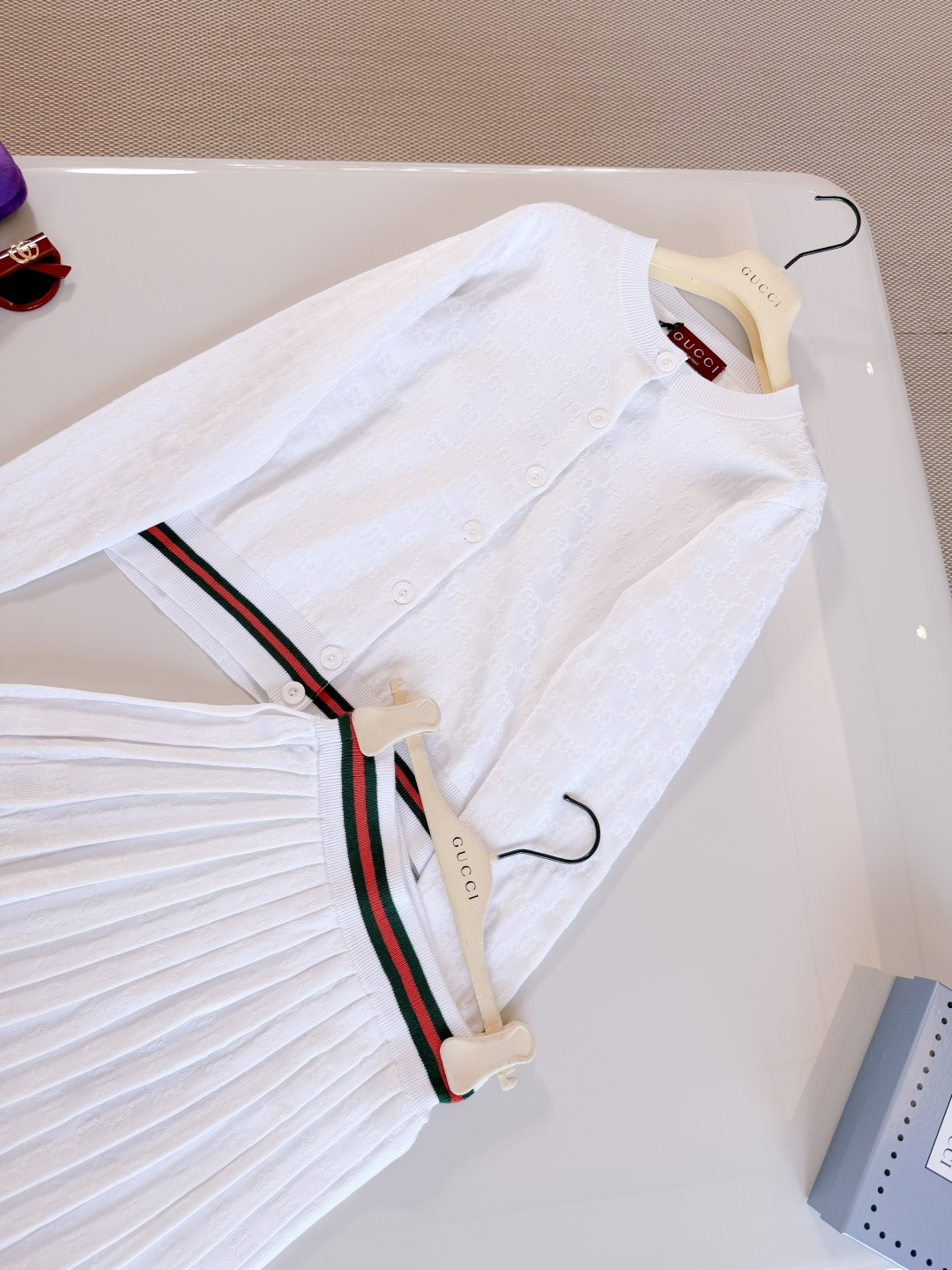 NO:868705,Details: Customized lettering button closure, red and green stripes embellishment, retro and elegant, all-over GG dark jacquard pattern design,,19860909细节 定制刻字纽扣开合 红绿条纹点缀 复古又贵气 满印GG暗纹提花图案设计,,,Women's clothing