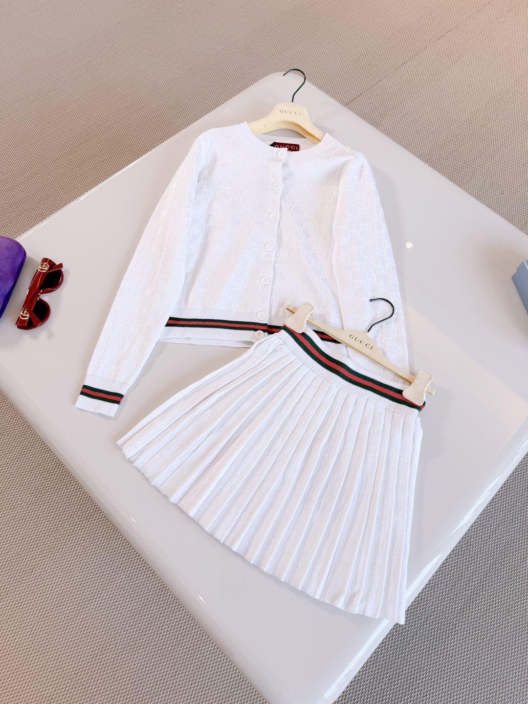 NO:868698,Details of the skirt: Pleated fabric with GG jacquard, showing the elegance of the college style. Elastic waist, skirts,19860909半裙细节 百褶面料搭配GG提花 尽显学院造型典雅气质 弹力腰围,,skirts,,Women's clothing