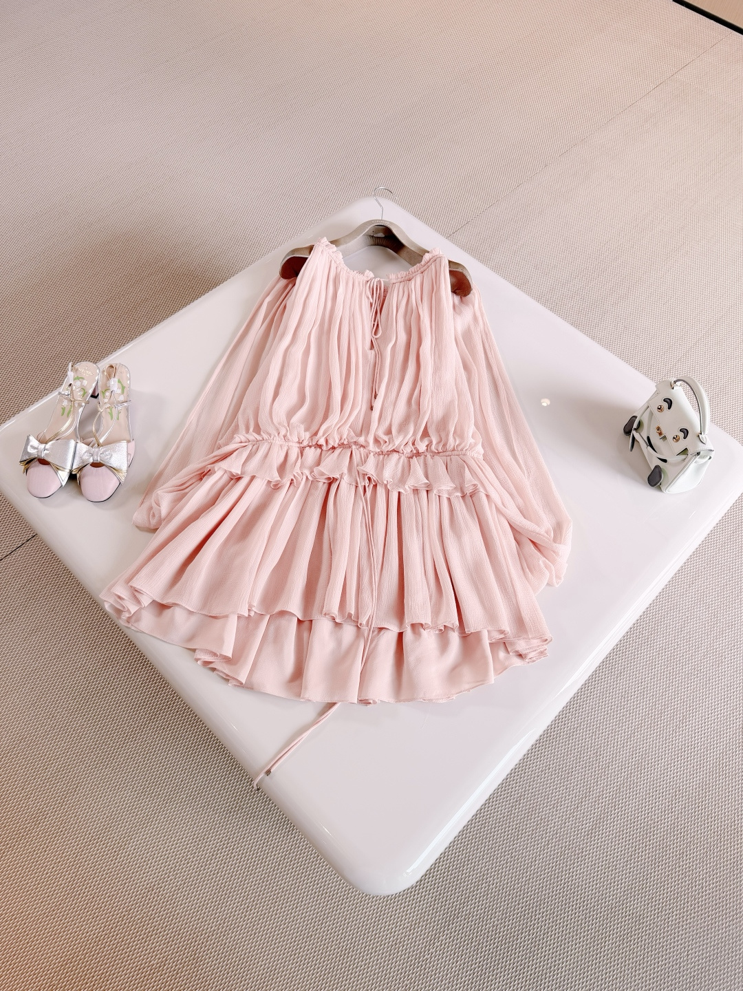 NO:869914,CHL 26W soft pink silk cape dress. The smooth mulberry silk is light and smooth. The touch is super comfortable. The layered ruffled cape sleeves create a French romantic atmosphere. The nude pink color is gentle and white. It is ok for vacation or daily life. Skirts, real silk,19860909CHL 26W 柔粉色真丝斗篷连衣裙 顺纡桑蚕丝轻盈柔滑 触感超舒适层叠荷叶边斗篷披风袖,营造法式浪漫氛围 裸粉色温柔显白 度假还是日常都ok,,skirts,real silk,,Women's clothing