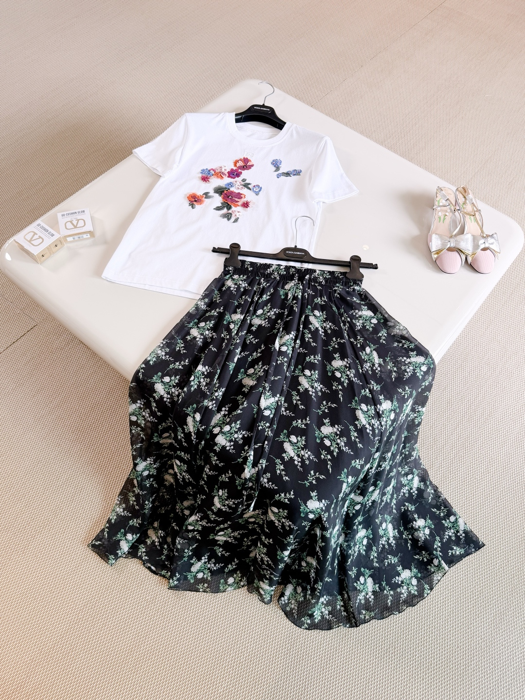 NO:873189,D&G 26W Sicilian three-dimensional floral cotton T-shirt. The T-shirt injects creativity and ingenuity into the tone of casual elegance. The three-dimensional floral patch and DG embroidery complement each other, adding distinct recognition to the wardrobe essentials. Bright sense, Dolce&Gabbana, tees, t-shirt,19860909D&G 26W 西西里立体花卉棉质T恤 T恤以随性优雅为基调注入创意巧思 立体花卉贴饰与DG刺绣相得益彰、为衣橱必备单品增添鲜明辨识度 明媚感,,Dolce&Gabbana,tees，t-shirt,,Women's clothing