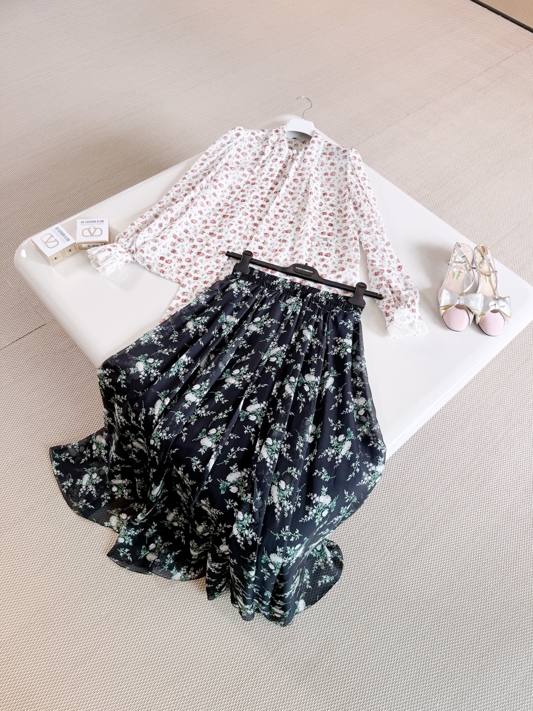 NO:873234,D&G 26W Sicilian floral elastic waist silk skirt. Rose and small floral print wide hem chiffon skirt. It is a classic and elegant work. The exquisite silhouette with floral print adds soft and subtle femininity to the wardrobe,,Dolce&Gabbana,skirts,real silk,19860909D&G 26W 西西里花卉弹力腰围真丝半裙 玫瑰与小碎花印花宽摆雪纺半身裙 是一件臻于经典的优雅之作 精致的廓形配以花卉印花,为衣橱增添柔美而含蓄的女性气质,,Dolce&Gabbana,skirts,real silk,,Women's clothing