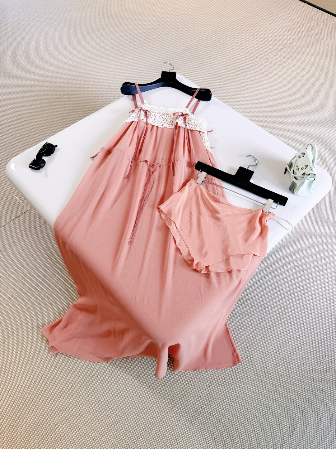 NO:869889,YSL 26W French retro lace orange-pink suspender dress. Orange-pink silk and off-white lace splicing is elegant and romantic. The chest is embroidered with lace spaghetti straps and the waist drawstring is adjustable. The skirt is extremely drapey. Paired with silk shorts. French graceful style,,saint laurent,skirts,shorts,real silk,19860909YSL 26W 法式复古蕾丝橘粉色吊带连衣裙 橘粉色真丝米白蕾丝拼接优雅又浪漫 胸部刺绣蕾丝细肩带腰部抽绳可调节 裙身垂感精致万分 搭配真丝短裤 法式曼妙风情,,saint laurent,skirts,shorts,real silk,,Women's clothing
