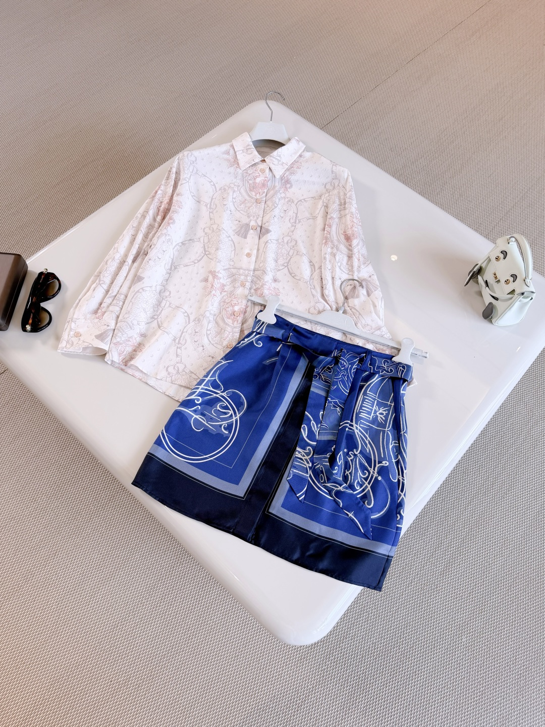 NO:873134,HER 26W hand-painted pattern belt silk skirt. It is made of heavy twill silk with a smooth and matte texture. The main color is blue and the hand-painted white pattern adds an artistic touch!  The design of bow belt is practical and fashionable. It can easily outline the waist line, skirts, real silk,19860909HER 26W 手绘图案腰带真丝半身裙 采用重磅斜纹真丝触感柔滑有哑光质地 蓝色主色调手绘白色花纹图案 增添艺术感！蝴蝶结腰带设计实用又时髦 轻松勾勒腰线,,skirts,real silk,,Women's clothing