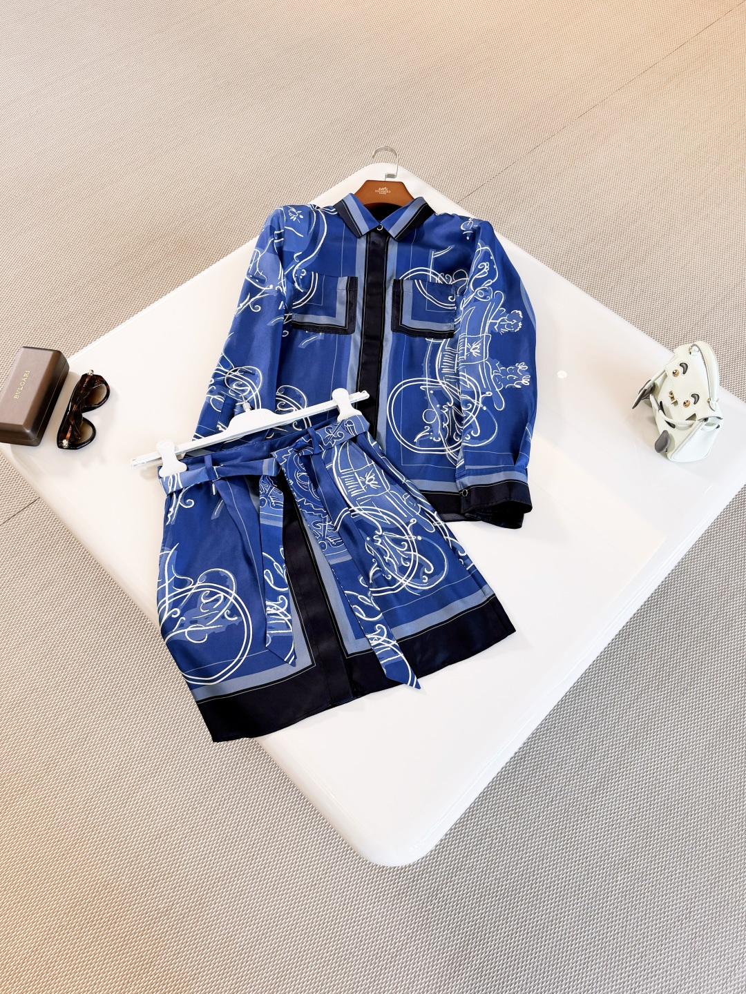 NO:873118,HER 26W hand-painted pattern lapel silhouette silk shirt. Made of heavy twill silk with a smooth and matte texture. The main color is blue and the hand-painted white pattern adds an artistic touch!  H engraved buttons, color-blocked lapels, noble and elegant shape, shirts, real silk,19860909HER 26W 手绘图案翻领廓形真丝衬衫 采用重磅斜纹真丝触感柔滑有哑光质地 蓝色主色调手绘白色花纹图案 增添艺术感！H刻字纽扣 拼色翻领造型高贵典雅,,shirts,real silk,,Women's clothing