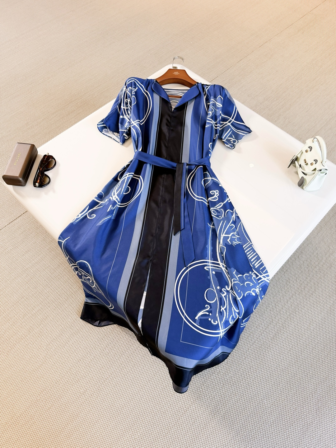 NO:873150,HER 26W blue hand-painted printed V-neck silk belt dress. Abstract line printing on twill silk fabric + dark blue background color creates a retro feel. V-neck short-sleeved belt design is elegant and comfortable. Blue and black color matching outlines the waistline to show body proportions,,skirts,T-shirt,real silk,19860909HER 26W 蓝色手绘印花V领真丝腰带连衣裙 斜纹真丝面料抽象线条印花+深蓝底色营造复古感,V领短袖腰带设计优雅又舒适 蓝黑拼色勾勒腰线 显身材比例,,skirts,T-shirt,real silk,,Women's clothing