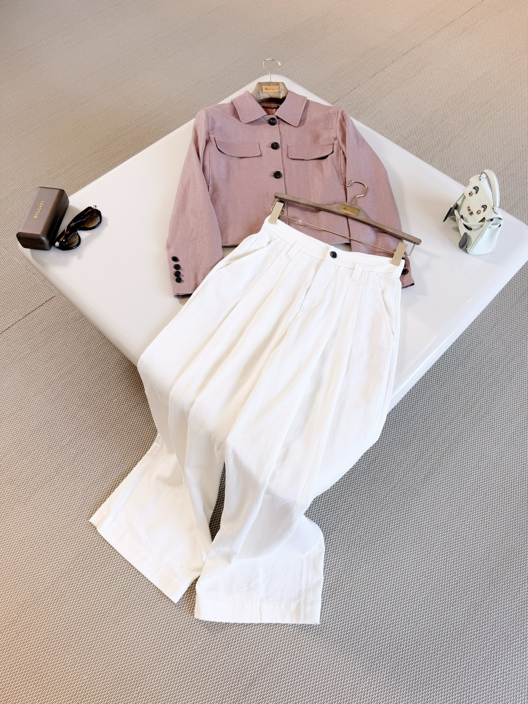 NO:874855,BC 26W Old money style two-tone linen three-dimensional pocket silhouette jacket. Concise aesthetics and contemporary style define the style of this pure linen diagonal rib jacket. The neat and slim straight line silhouette outlines femininity. The lapel and workwear-style patch pocket design interprets practical and casual charm,,jackets & coats,19860909BC 26W 老钱风双色亚麻立体口袋廓形夹克 凝练美学与当代风范定义了这款纯亚麻斜棱纹夹克的风格,利落修身的直线条廓形勾勒出女性气质 翻领与工装风贴袋设计诠释实用休闲韵味,,jackets & coats,,Women's clothing