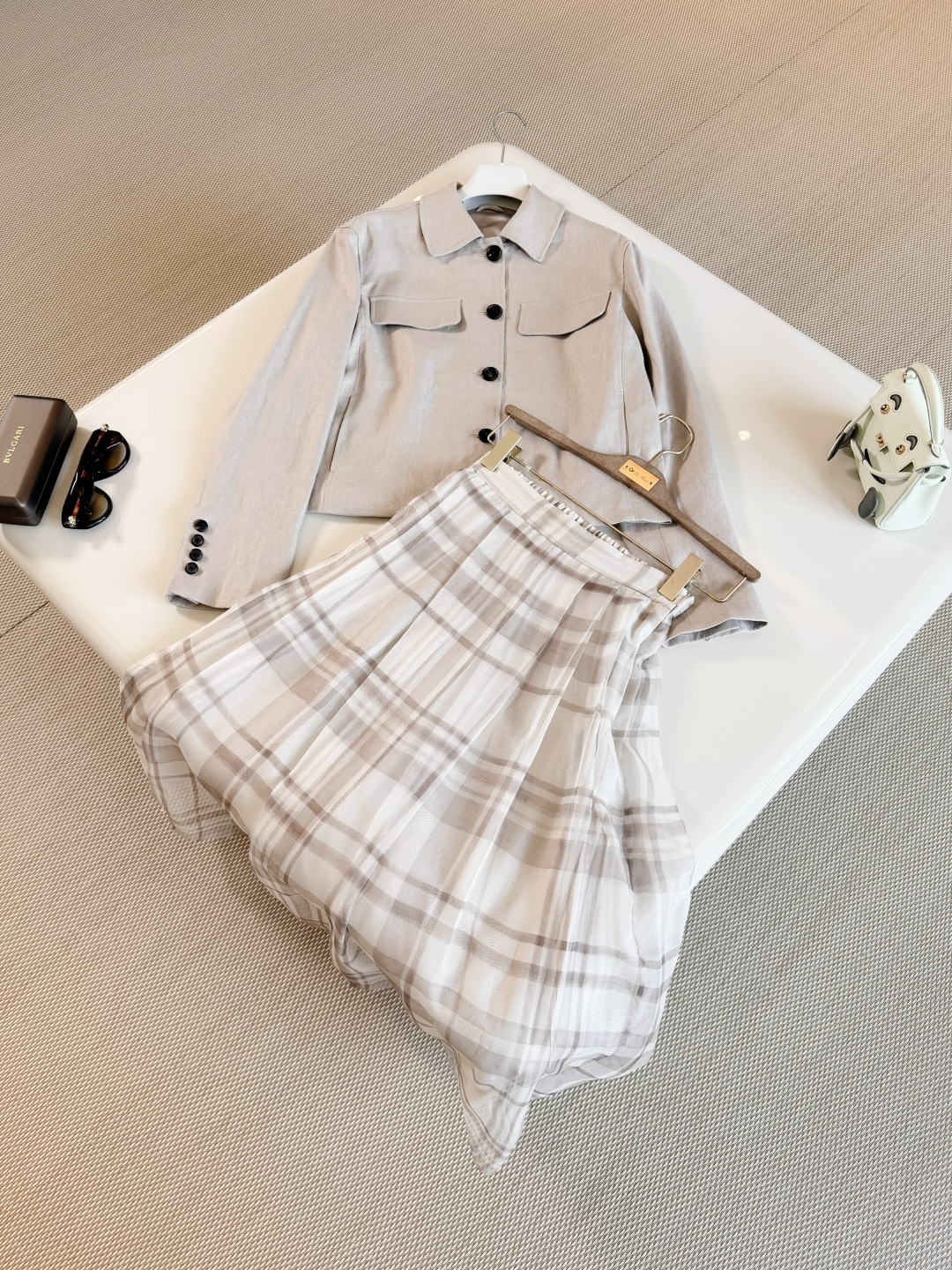 NO:874869,BC 26W old-money style patterned silk skirt. Made of high-quality silk that is lightweight and smooth to the touch. Gray-brown plaid pattern design is retro and elegant. The skirt is moderate in length and flatters the body shape. Mulberry silk lining is breathable and flexible. Skirts, real silk,19860909BC 26W 老钱风格纹真丝半身裙 采用高品质真丝轻盈垂坠触感柔滑 灰棕格纹对花设计复古优雅 裙摆长度适中、修饰身型 内里桑蚕丝 透气灵动,,skirts,real silk,,Women's clothing