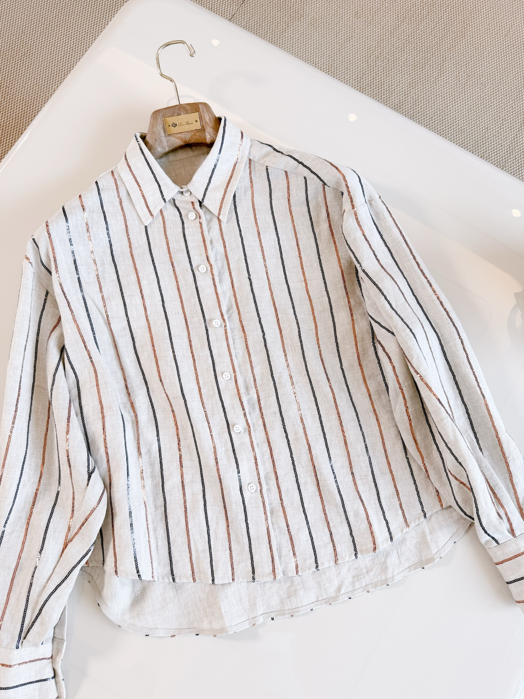 NO:874823,Details of the shirt. Vertical stripes are designed with sequins. It is elegant and shimmery. It is ok for layering for both commuting and casual wear. The long sleeves can be rolled up, making it casual and practical.,shirts,19860909衬衫 细节 竖条纹设计运用珠片 高贵细闪 通勤休闲叠穿都ok 长袖可卷边随性又实用,,shirts,,Women's clothing