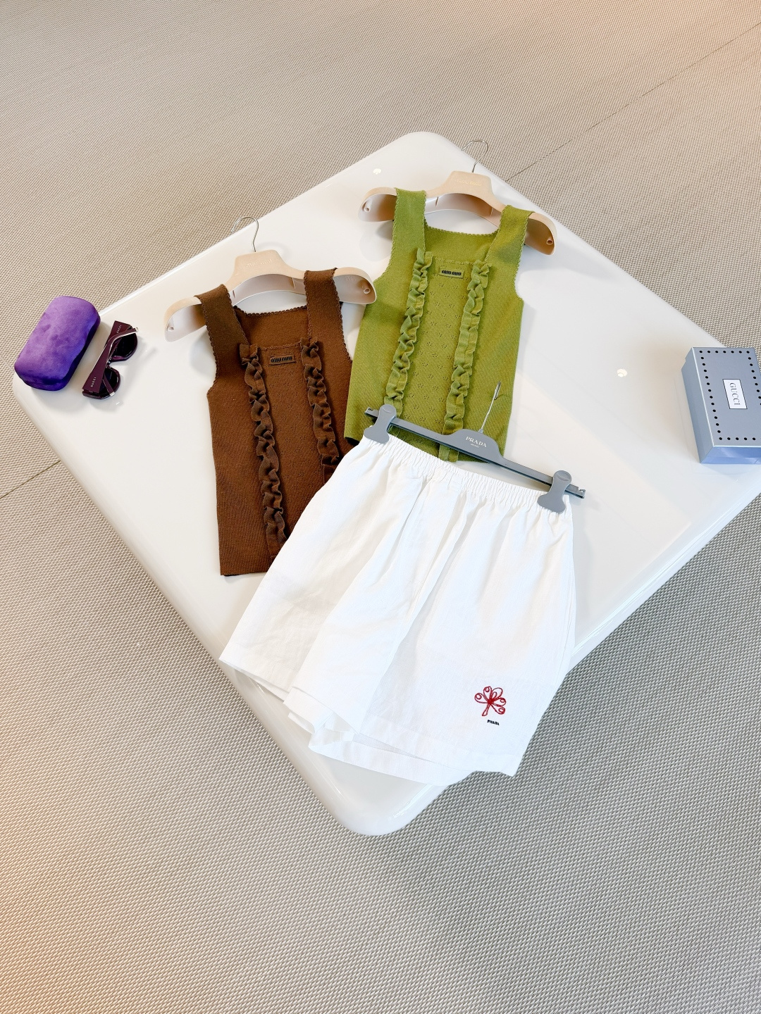 NO:874881,PRA 26W three-dimensional flower embroidered stretch cotton and linen shorts. The design is simple and light, combining comfort and elegance. The light and unique linen texture outlines the exquisite and simple temperament of the clothing and is embellished with contrasting flower embroidery details., prada, shorts,19860909PRA 26W 立体花朵刺绣弹力棉麻短裤 设计简约轻盈兼具舒适与高雅气质、轻盈而别具一格的亚麻质感勾勒服装的精致简约气质 并以撞色花卉刺绣细节加以点缀,,prada,shorts,,Women's clothing