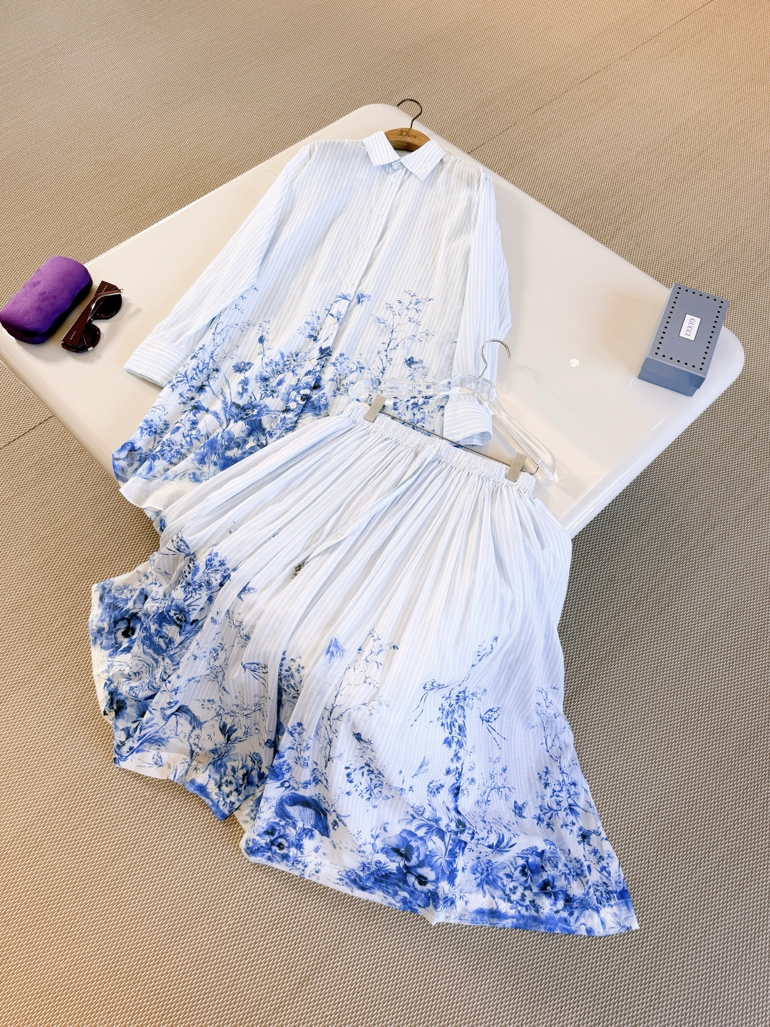 NO:876051,DIO 26S blue and white striped animal flower lapel shirt dress. The shirt is made of cotton fabric. Shows the white and navy blue Floral Garden Jouy print pattern, a new interpretation of the classic pattern with elegant and colorful floral design and vivid stripes. Top quality, dior, skirts, shirts,19860909DIO 26S 蓝白条纹动物花卉翻领衬衫连衣裙 衬衫采用棉质面料制作 展示白色和海军蓝色Floral Garden茹伊印花图案,以优雅多彩的花卉设计搭配生动的条纹全新演绎经典图案 顶级品质,,dior,skirts,shirts,,Women's clothing