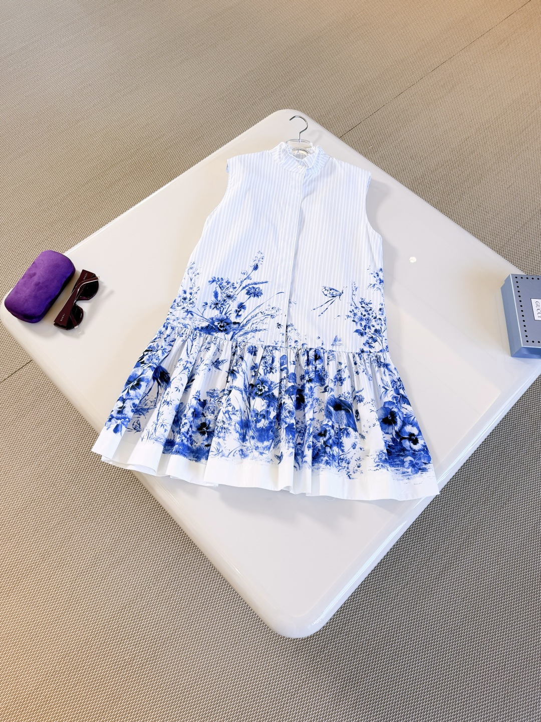 NO:876017,DIO 26S blue and white striped blue and white porcelain print swallow collar sleeveless dress. The short dress is carefully made of cotton poplin. Displaying the white and navy blue Floral Garden Jouy print pattern, a new interpretation of the classic pattern with elegant and colorful floral design and vivid stripes. Top quality, dior, skirts,19860909DIO 26S 蓝白条纹青花瓷印花燕子领无袖连衣裙 短款连衣裙采用棉府绸精心制作 展示白色和海军蓝色Floral Garden茹伊印花图案,以优雅多彩的花卉设计搭配生动的条纹全新演绎经典图案 顶级品质,,dior,skirts,,Women's clothing