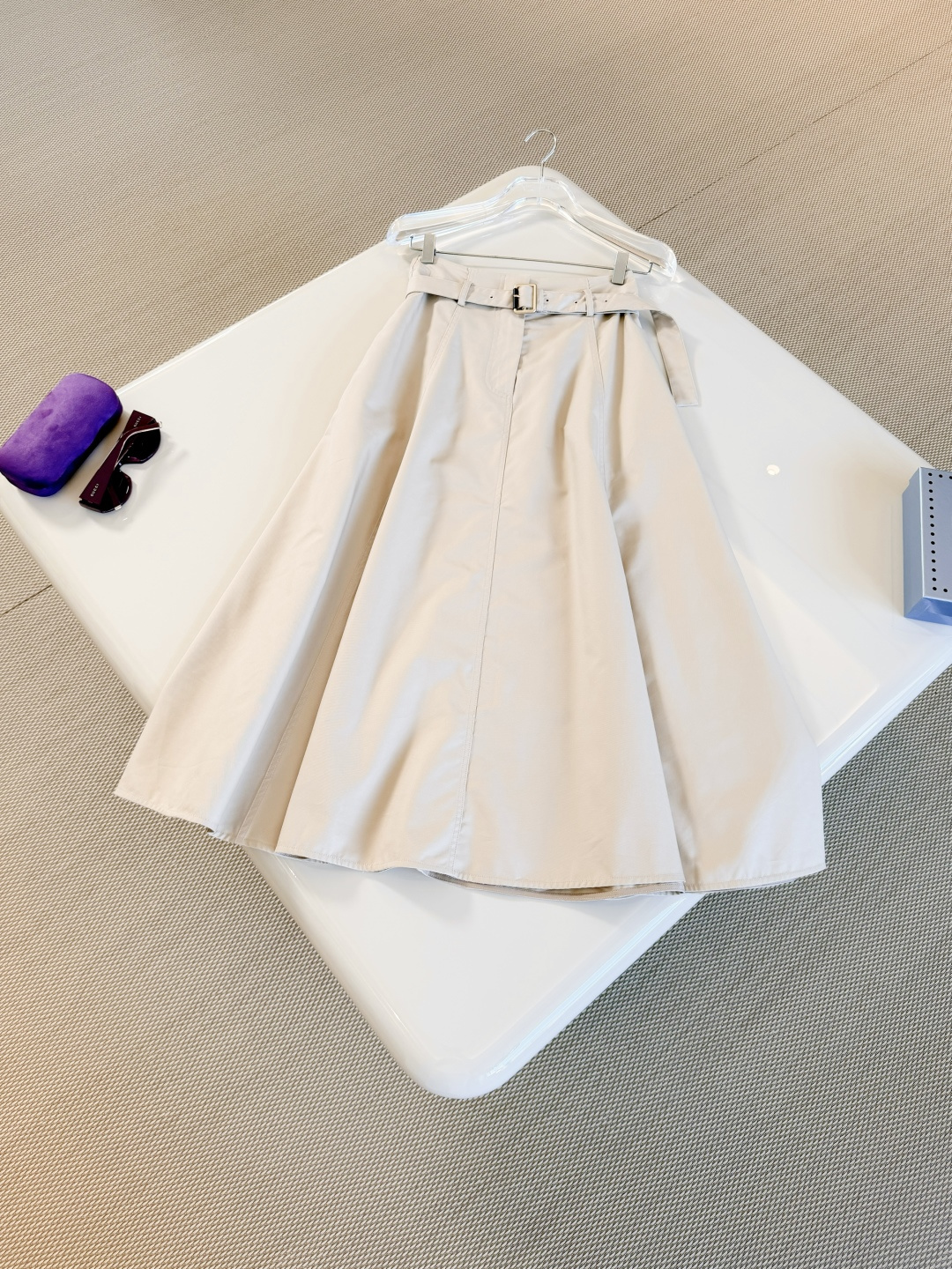 NO:876069,DIO 26S Khaki Gold Buckle Belt Gaardani Skirt A skirt that combines fashion and elegance. Crafted from beige cotton blend fabric, the flared silhouette is paired with a belt of the same tone. Metal belt buckle with a gold finish adds sophistication. Top quality,, dior, skirts,19860909DIO 26S 卡其金扣腰带华达尼半身裙 半裙兼具时髦和优雅气质 采用米色棉质混纺面料精心制作,喇叭形廓形搭配同色调腰带 饰以金色饰面金属腰带扣更显精致 顶级品质,,dior,skirts,,Women's clothing