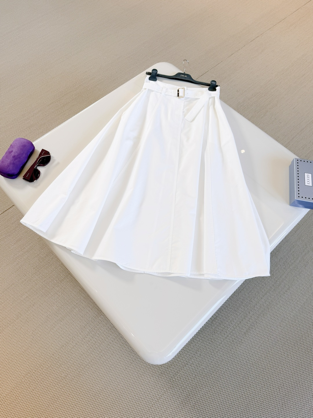 NO:876003,DIO 26S White Gold Buckle Belt Gaardani Skirt The skirt combines fashion and elegance. Crafted from white cotton blend fabric, the flared silhouette is matched with a belt of the same tone. Decorated with a gold-finished metal belt buckle for a more refined look. Top quality,, dior, skirts,19860909DIO 26S 白色金扣腰带华达尼半身裙 半裙兼具时髦和优雅气质 采用白色棉质混纺面料精心制作,喇叭形廓形搭配同色调腰带 饰以金色饰面金属腰带扣更显精致 顶级品质,,dior,skirts,,Women's clothing