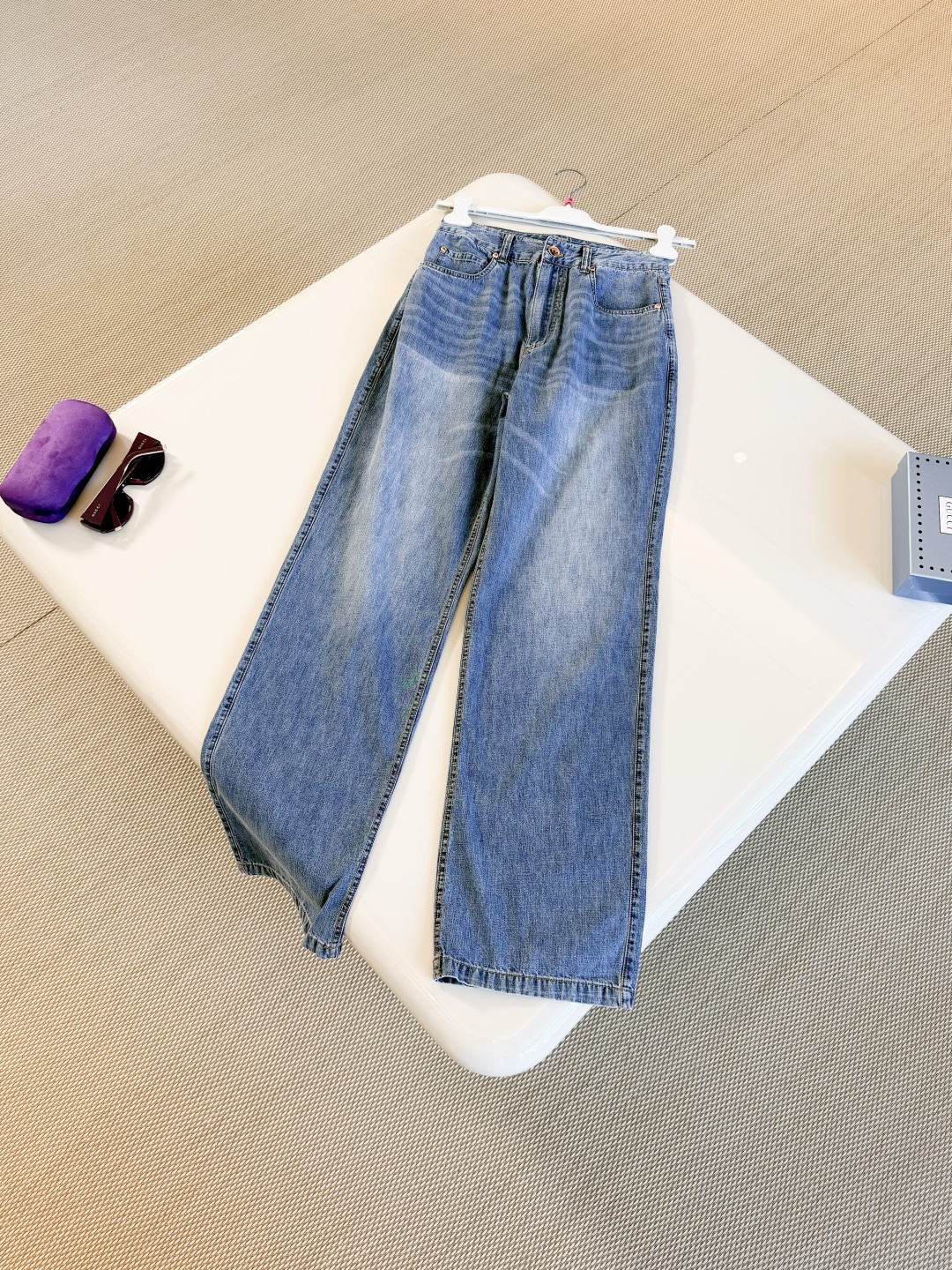 NO:876116,BC 26W old-money style high-waisted washed blue straight jeans. Washed denim with retro blue tone and natural whitening. Delicate high-waisted straight design, modifying the length of the legs. Suitable for a variety of body types. The fabric is soft and elastic. It can be easily controlled for daily commuting or leisure.,jeans,19860909BC 26W 老钱风高腰水洗蓝直筒牛仔裤 水洗牛仔布复古蓝色调自然磨白 细腻高腰直筒设计,修饰腿型拉长比例 适合多种身材 面料柔软有弹性 日常通勤或休闲都能轻松驾驭,,jeans,,Women's clothing