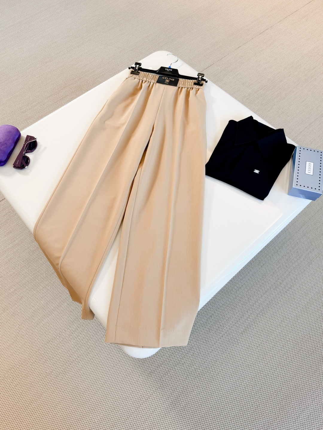 NO:876087,CEL 26W Presbyopia and leather mika color wool wide-leg casual pants. The high-waisted elastic design is comfortable and tolerant. The wool composite fabric has perfect drape. The loose straight version has a drape feeling. The mika color is super versatile and can be easily used in commuting, casual and formal occasions.19860909CEL 26W 老花拼皮米咖色羊毛阔腿休闲裤 高腰松紧设计舒适又包容 羊毛复合面料垂坠感满分,宽松直筒版型自带垂坠感 米咖色超百搭通勤、休闲、正式场合都能轻松驾驭,,,Women's clothing