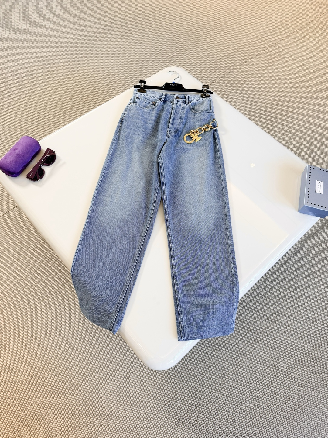 NO:876079,CEL 26W Arc de Triomphe chain washed blue straight jeans. High waist design. Arc de Triomphe pure steel metal chain decoration. Washed denim is retro and distressed. The fabric has excellent drape. The straight version is comfortable to wear and modifies the leg shape. It is slim and versatile.,jeans,19860909CEL 26W 凯旋门链条水洗蓝直筒牛仔裤 高腰设计凯旋门纯钢金属链条装饰 水洗牛仔布复古做旧,面料垂坠感极佳穿着舒适的直筒版型修饰腿型 显瘦又百搭,,jeans,,Women's clothing