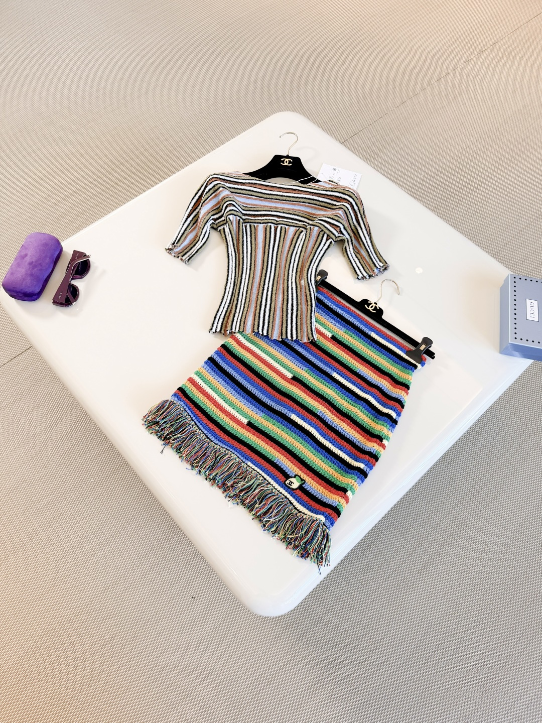 NO:877246,CHA 26W Coco Beach series striped knitted short-sleeved cotton and linen blended material is light and breathable. The colorful striped design creates a beach vacation atmosphere. The short-sleeved shoulders are dropped and the waist is cut to modify the body shape and is very comfortable!  It’s ok for everyday use during vacation, T-shirt,19860909CHA 26W Coco Beach系列条纹针织短袖 棉麻混纺材质轻盈透气 多彩条纹设计营造沙滩度假氛围感,短袖落肩收腰剪裁 修饰身形又很舒适！度假日常都ok,,T-shirt,,Women's clothing