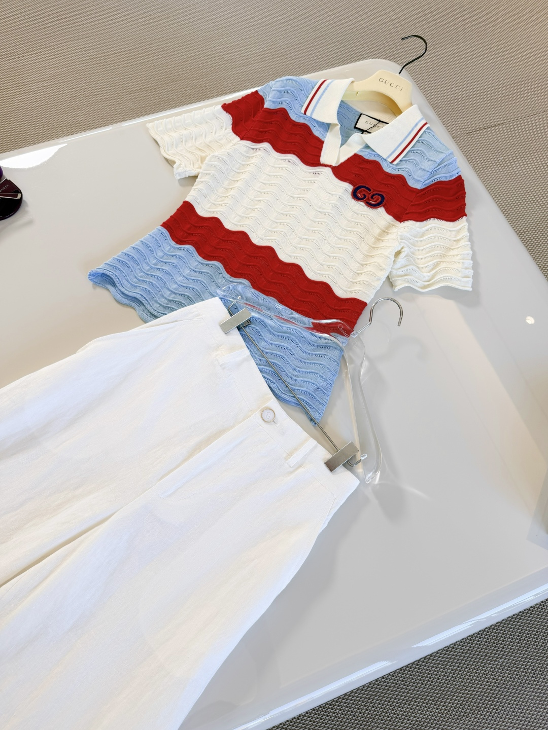 NO:877230,GUC 26S three-color three-dimensional wavy pattern GG embroidered lapel sweater, wavy pattern contrasting knitted Polo, cream white, red and blue three-color combination, full of retro college style, wavy hollow knitted, soft and breathable, lapel short sleeves + double G embroidery on the chest, full of details, top quality, gucci, T-shirt,19860909GUC 26S 三色立体波浪纹GG刺绣翻领针织衫 波浪纹撞色针织Polo 奶油白 红 蓝三色搭配 复古学院风满满 波浪镂空针织,柔软透气 翻领短袖+胸口双G刺绣 细节感拉满 顶级品质,,gucci,T-shirt,,Women's clothing