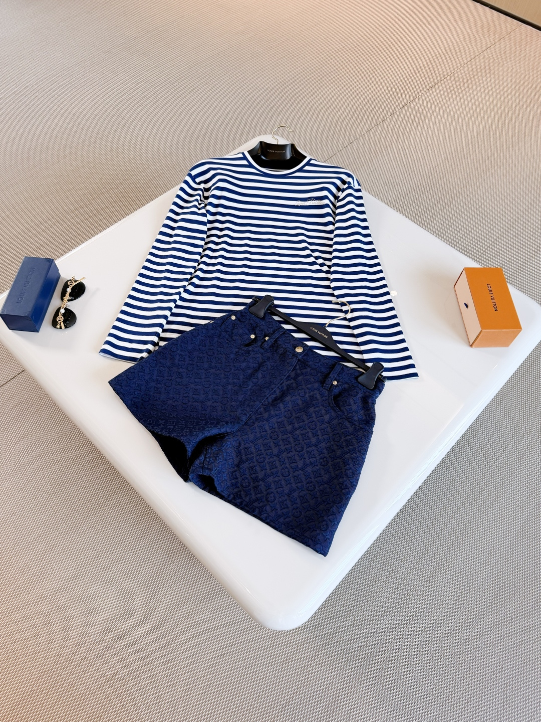 NO:878207,LOUIS 26S Navy blue and white letter print round neck long-sleeved T-shirt. Spring and summer nautical series striped long-sleeved T-shirt. Classic blue and white navy stripes. High-count pure cotton fabric, gold embroidery details. Full of brand feel. Loose and micro-profile tailoring. Comfortable and fashionable. Top quality sale, Louis Vuitton, tees, t-shirt,19860909LOUIS 26S 藏蓝拼白字母印花圆领长袖T恤 春夏航海系列条纹长袖T恤 经典蓝白海军条纹 高支纯棉面料,金色刺绣细节 品牌感满满 宽松微廓剪裁 舒适又时髦 顶级品质发售,,louis vuitton,tees，t-shirt,,Women's clothing