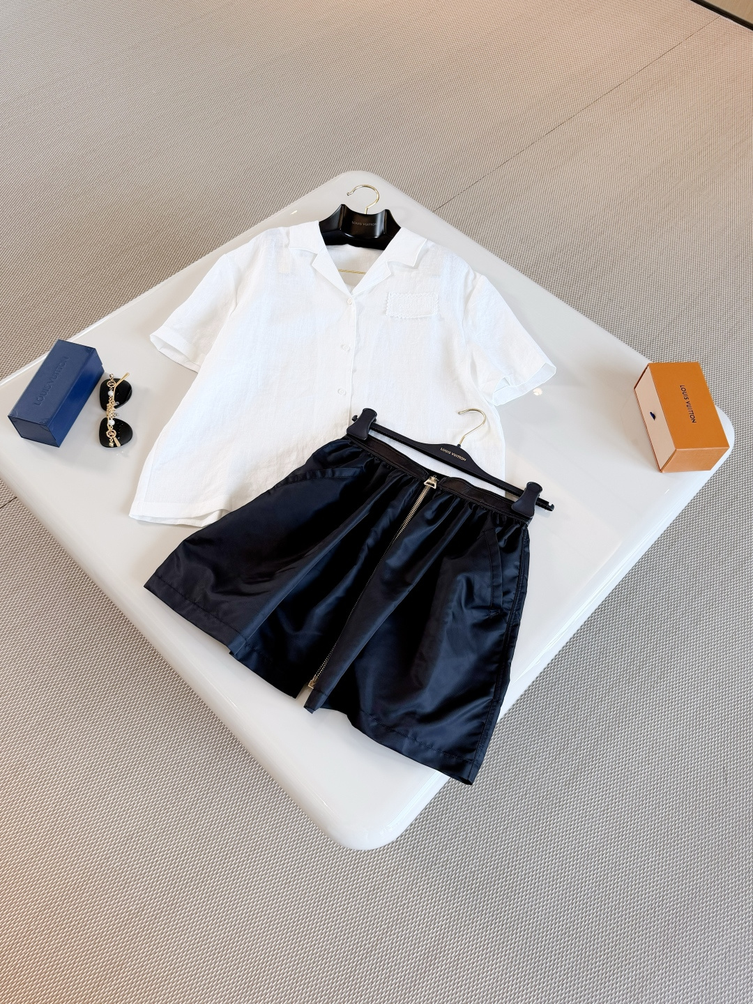 NO:878202,LOUIS 26S Embossed Presbyopia Jacquard Gaardani High Waist Shorts Monogram Jacquard Shorts Classic Presbyopia Pattern Dark Blue Tones Super Textured High Quality Cotton Fabric, High Waist Design + Metal Buttons and Rivets High Brand Recognition Top Quality Sale,,louis vuitton,shorts,19860909LOUIS 26S 浮雕老花提花华达尼高腰短裤 Monogram提花短裤 经典老花图案 深蓝色调超有质感 高品质棉质面料,高腰设计+金属纽扣和铆钉 品牌辨识度超高 顶级品质发售,,louis vuitton,shorts,,Women's clothing