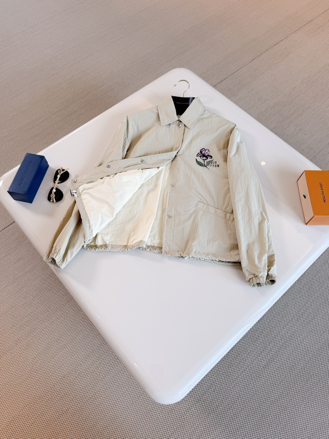 NO:878196,LOUIS 26S seasonal iris print lapel silhouette casual jacket. The jacket depicts the seasonal iris print on the chest and back. It creates a sporty style with the Louis Vuitton logo. The lightweight mulberry silk blended taffeta has waterproof properties. The shirt-style collar adds a crisp structure. Top quality,,louis vuitton,louis vuitton,jackets & coats,shirts,19860909LOUIS 26S 季鸢花印花翻领廓形休闲夹克 夹克在胸前和背后描绘当季鸢尾印花 与路易威登标识共筑运动型格,轻盈桑蚕丝混纺塔夫绸拥有防水性能 衬衫式衣领增加挺括结构感 顶级品质,,louis vuitton,louis vuitton,jackets & coats,shirts,,Women's clothing
