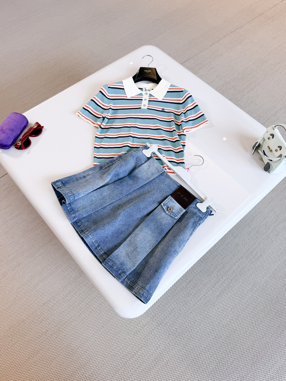 NO:878227,CEL 26S Arc de Triomphe embroidered blue gradient color block lapel sweater. Blue striped Polo cotton blend material. Soft and skin-friendly, suitable for the main color of lake blue + orange and white stripes, retro and energetic. The lapel + Arc de Triomphe embroidery on the chest is super recognizable. Top quality for sale.19860909CEL 26S 凯旋门刺绣蓝色渐变拼色翻领针织衫 蓝色条纹Polo 棉质混纺材质 柔软亲肤超适合湖蓝主色+橙白条纹,复古又活力 翻领+胸前凯旋门刺绣超有辨识度 顶级品质发售,,,Women's clothing