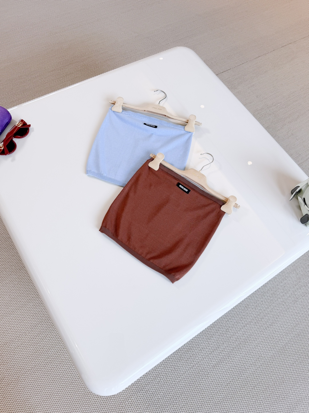 NO:878216,MIU 26S miu embroidered blue stretch knitted tube top Light blue knitted tube top Soft and close-fitting Elastic design + contrasting embroidered webbing Simple and fashionable, one-piece tailoring Easy to put on and take off Comfortable and stylish Top quality sale,,miumiu,19860909MIU 26S miu刺绣蓝色弹力针织抹胸上衣 浅蓝色针织抹胸上衣 柔软贴身 松紧设计+撞色刺绣织带 简约又时髦,一片式剪裁 穿脱方便 舒适又有设计感 顶级品质发售,,miumiu,,Women's clothing