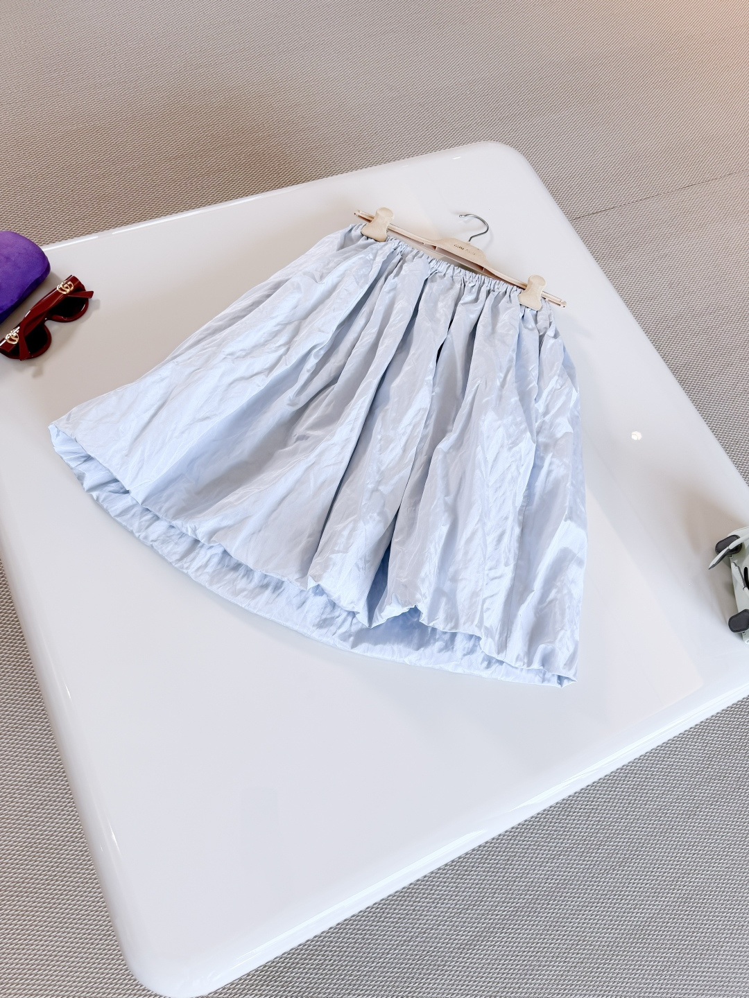 NO:878228,PRA 26S Blue taffeta bud silhouette skirt A lightweight style deconstructed according to traditional tailoring practices but in the form of a creative language, with craftsmanship that reflects the brand's archives and significant new textures. This skirt displays a natural elegance that dialogues with contemporaryity,, prada,skirts,19860909PRA 26S 蓝色塔夫绸花苞廓形半身裙 轻盈的款式依据传统裁缝习惯进行解构 但采用了创意语言形式,凭借反映品牌档案的工艺和具有重要意义的全新纹理 这款半身裙展现出与当代性对话的自然优雅,,prada,skirts,,Women's clothing