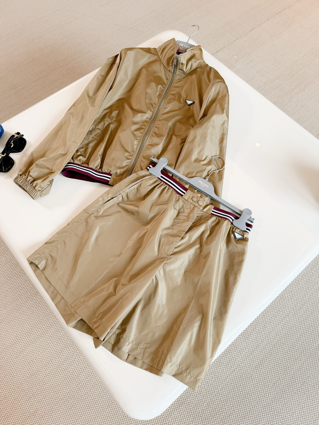 NO:878220,PRA 26W nylon casual zipper jacket shorts suit. The short jacket is made of Re-Nylon fabric to present a mixed design. It combines classic feminine silhouette with technical sports details, unlined stand-up collar and long sleeves. Casual rhythm and high-end fashion, prada, shorts, jackets & coats,19860909PRA 26W 尼龙休闲拉链夹克短裤套装 短夹克采用Re-Nylon面料呈现混搭设计 结合经典柔美廓形与科技风运动细节、无衬里立领长袖 休闲律动高级时髦,,prada,shorts,jackets & coats,,Women's clothing