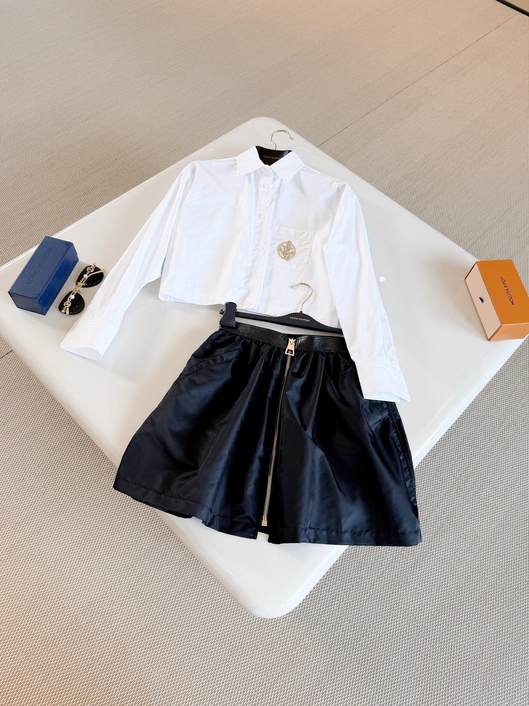 NO:878767,LOUIS 26W Anchor embroidered lapel short white shirt. Made of soft cotton poplin, the short and clean cut is integrated with buttoned cuffs and a Monogram flower label. The anchor patch is embroidered on the chest to pay tribute to the nautical spirit. Louis vuitton, shirts,19860909LOUIS 26W 船锚刺绣翻领短款白衬衫 取材柔软棉质府绸为短款利落剪裁融入系扣袖口和 Monogram花卉标签,再以胸前锚形贴饰刺绣 致敬敬航海精神,,louis vuitton,shirts,,Women's clothing