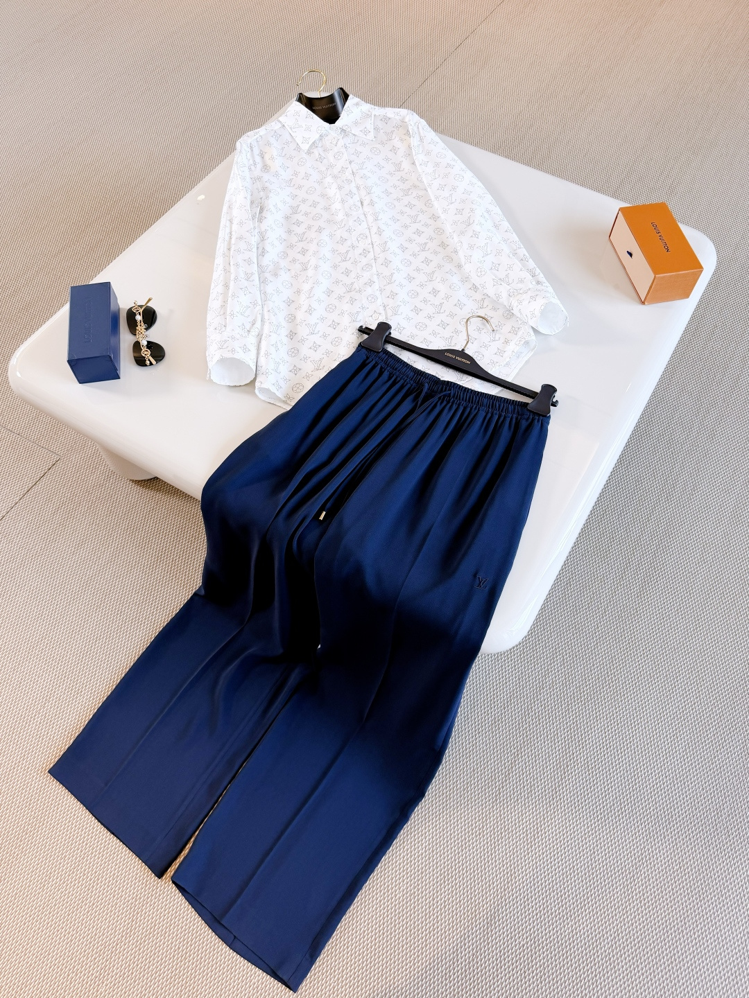 NO:878491,LOUIS 26W stretch silk casual pants with presbyopic monogram embroidery. Pajama-style trousers are made of breathable mulberry silk crepe. Front and back pleats add edges to the flowing straight cut, and the drawstring waist is embellished with metal hardware. It is comfortable and casual to wear,,louis vuitton,real silk,19860909LOUIS 26W 老花字母刺绣弹力真丝休闲裤 睡衣式长裤选用透气桑蚕丝绉绸 以前后褶裥为飘逸直筒剪裁增添棱角,再为抽绳腰部设计点缀金属件 穿着舒适随性慵懒,,louis vuitton,real silk,,Women's clothing