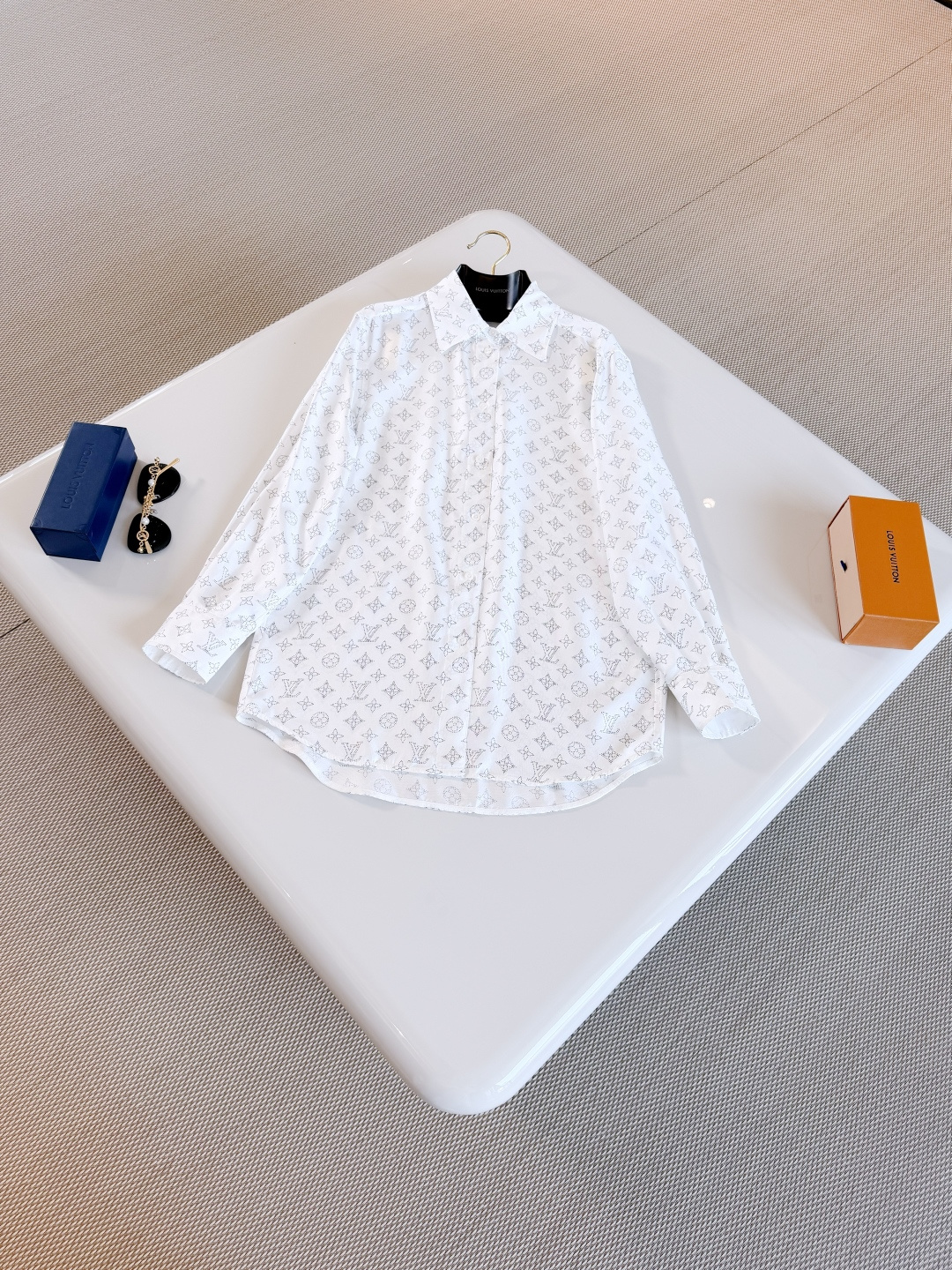 NO:878760,LOUIS 26W polka dot presbyopic lapel silhouette silk shirt. Classic Monogram presbyopic all-over white and gray print. Twill silk material is smooth and skin-friendly. The classic lapel is loose and long sleeves accommodate a variety of body shapes. It can be easily controlled for daily commuting or leisure., louis vuitton, shirts, real silk,19860909LOUIS 26W 波点老花翻领廓形真丝衬衫 经典Monogram老花满印白底灰色印花 斜纹真丝材质顺滑亲肤垂坠感,经典翻领宽松长袖包容多种身材 日常通勤或休闲都能轻松驾驭,,louis vuitton,shirts,real silk,,Women's clothing