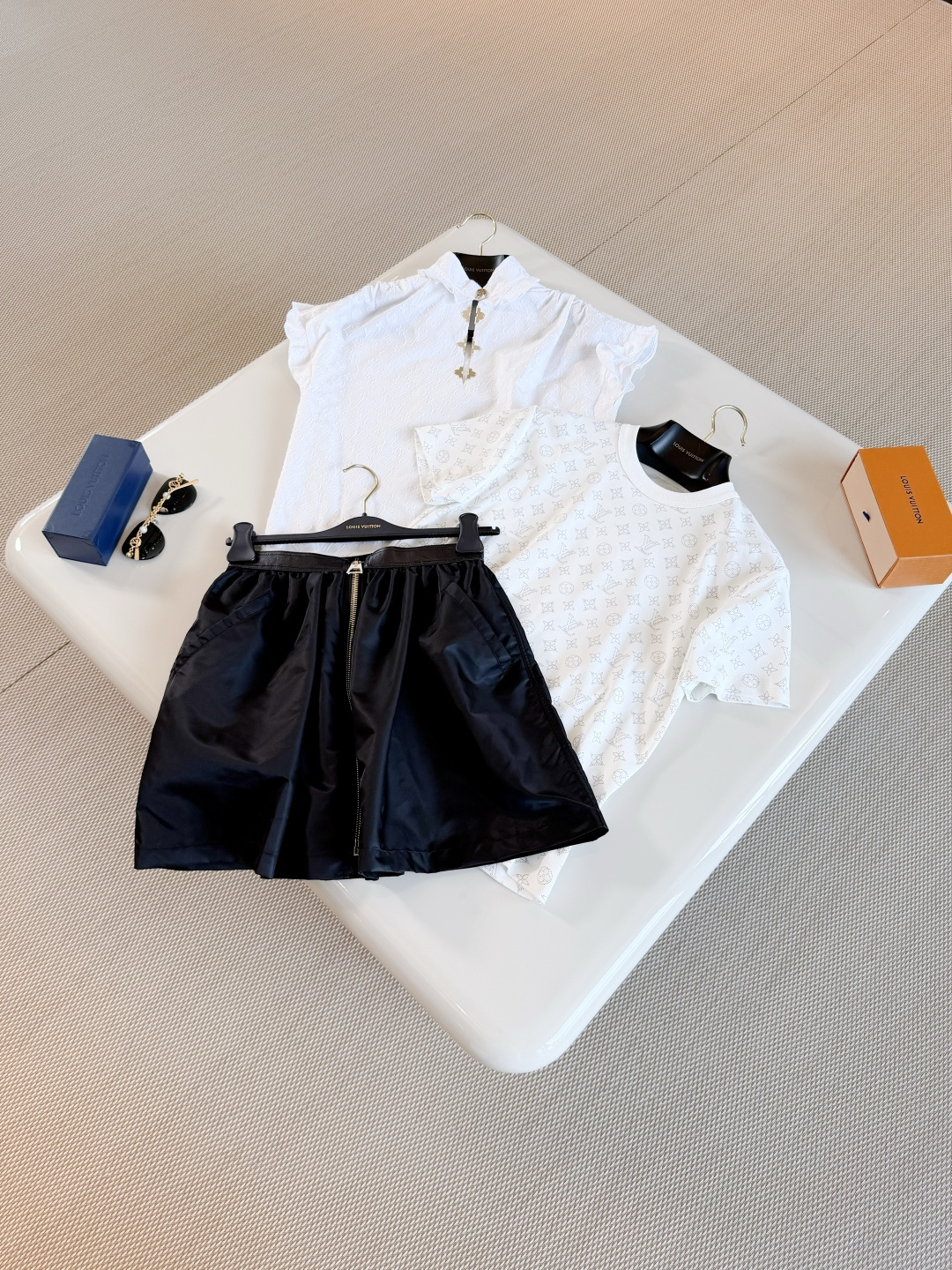 NO:878787,LOUIS 26W leather high-waisted nylon skirt with gold buckles and zipper. The contrast of materials makes this elegant mini skirt express sports vitality. Glossy and lightweight nylon is cut into an A-line shape, and the gathered waistline adds volume. Sheepskin waistline. Eye-catching exposed zipper embellishes the front, louis vuitton, skirts, sheepskin,19860909LOUIS 26W 拼皮高腰金扣拉链尼龙半身裙 材质对比令此款雅致迷你裙尽释运动活力 光泽轻盈锦纶裁出A字版型,腰围缩褶烘托丰盈量感 羊皮革腰线 醒目明拉链点缀正面,,louis vuitton,skirts,sheepskin,,Women's clothing
