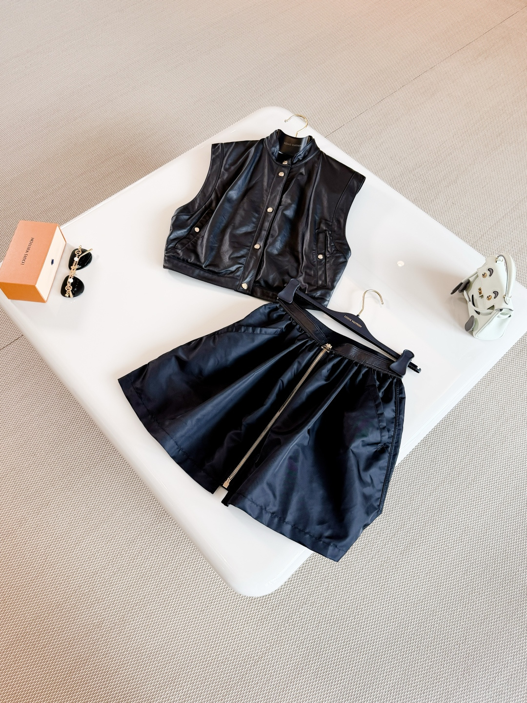 NO:878743,LOUIS 26W Presbyopic gold-button stand-collar sheepskin and nylon vest. The front and back of the vest are shaped with sheepskin and nylon respectively. Presbyopic hardware patches are used to express the identity of the season. Yingze snap buttons on the front and side pockets shine with metallic luster. The lightweight structure does not lose its elegance.,louis vuitton,sheepskin,19860909LOUIS 26W 老花金扣立领羊皮拼尼龙马甲 背心以羊皮革和锦纶分别塑造前后 再以老花五金贴饰道出当季身份,莹泽按扣于前襟和侧袋闪烁金属光泽 轻巧构型不失典雅意味,,louis vuitton,sheepskin,,Women's clothing
