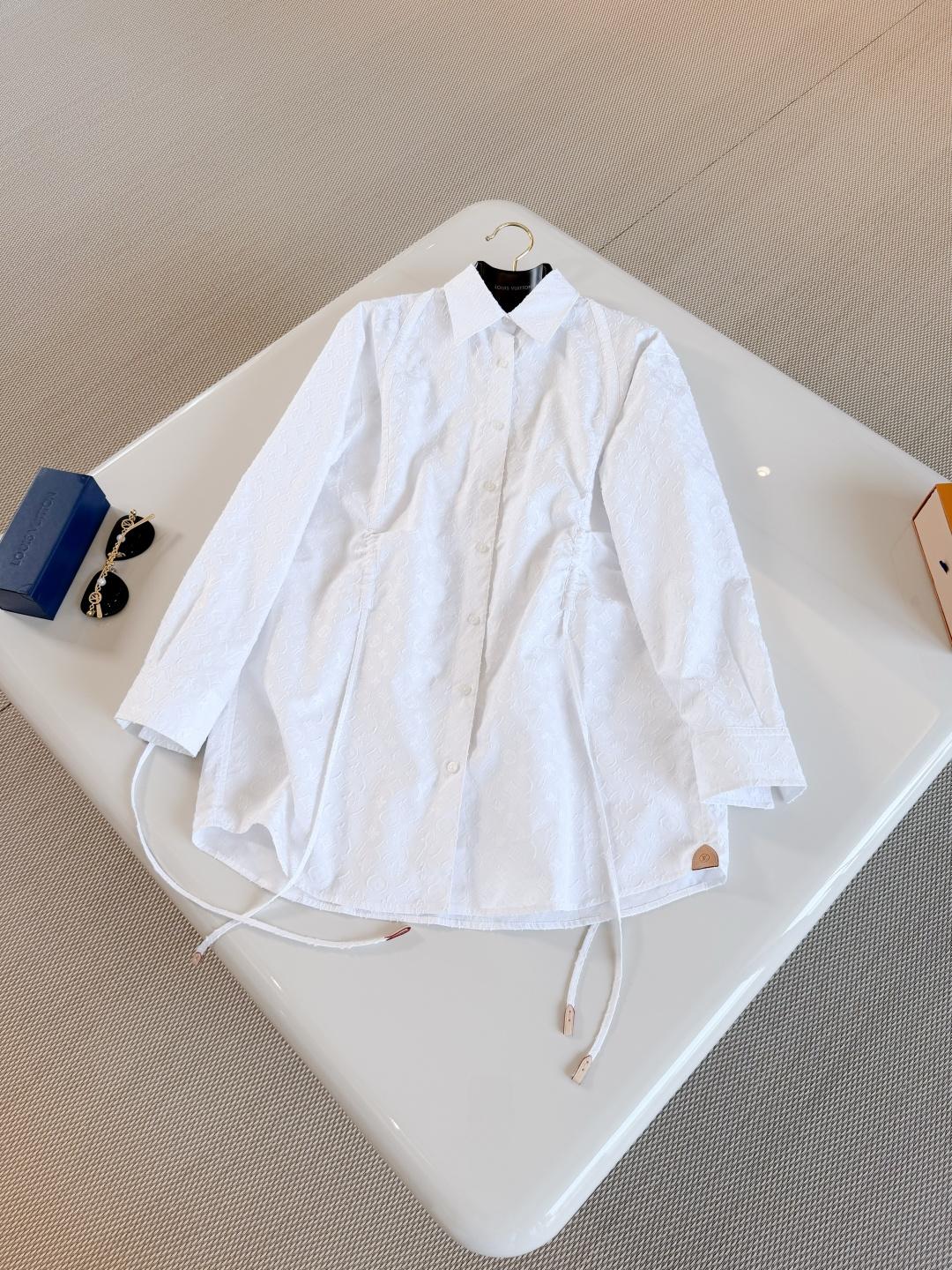 NO:878783,LOUIS 26W presbyopic long-sleeved drawstring shirt with three-dimensional letters. Made of light and breathable cotton fabric. Simple lapel with three-dimensional brushing and exquisite embroidery. Loose cuffs and LV hem drawstring design. Adjustable to be lazy or neat. Top quality,,louis vuitton,louis vuitton,shirts,19860909LOUIS 26W 老花立体字母长袖抽绳衬衫 采用轻薄棉质透气面料 简约翻领立体磨毛精致刺绣、宽松版型袖口和lv下摆抽绳设计 随心调节慵懒or利落风 顶级品质,,louis vuitton,louis vuitton,shirts,,Women's clothing