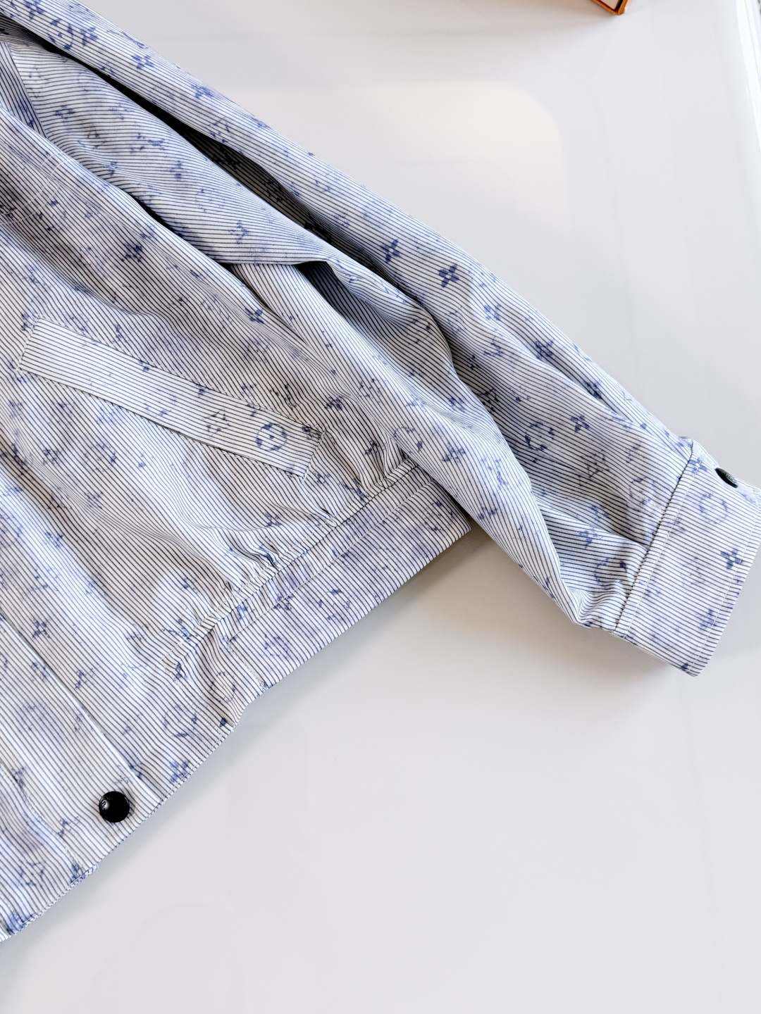 NO:878777,Elastic cuffs and waist fit the body shape. The main fabric is mulberry silk. LV hardware buckles embellish the details. Louis Vuitton,19860909弹力袖口和腰部贴合身形 主面料桑蚕丝 LV五金扣点缀细节,,louis vuitton,,Women's clothing