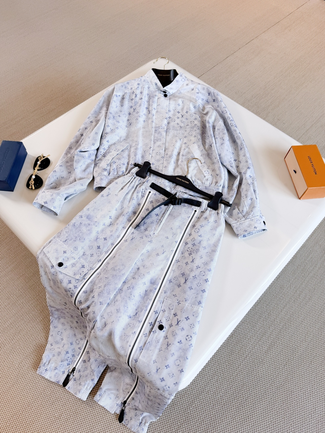 NO:878779,LOUIS 26W Presbyopic zipper bomber jacket and casual pants suit. The casual pants are made of lightweight twill mulberry silk. The full Monogram Cloud pattern is covered with exquisite stripes, and the elastic drawstring at the waist. The zipper silhouette is designed for advanced matching,,louis vuitton,jackets & coats,19860909LOUIS 26W 老花拉链飞行员夹克休闲裤套装 休闲裤取材轻盈斜纹桑蚕丝 为全幅Monogram Cloud图案覆上精致条纹,腰部弹力抽绳 拉链廓形设计高级搭配,,louis vuitton,jackets & coats,,Women's clothing