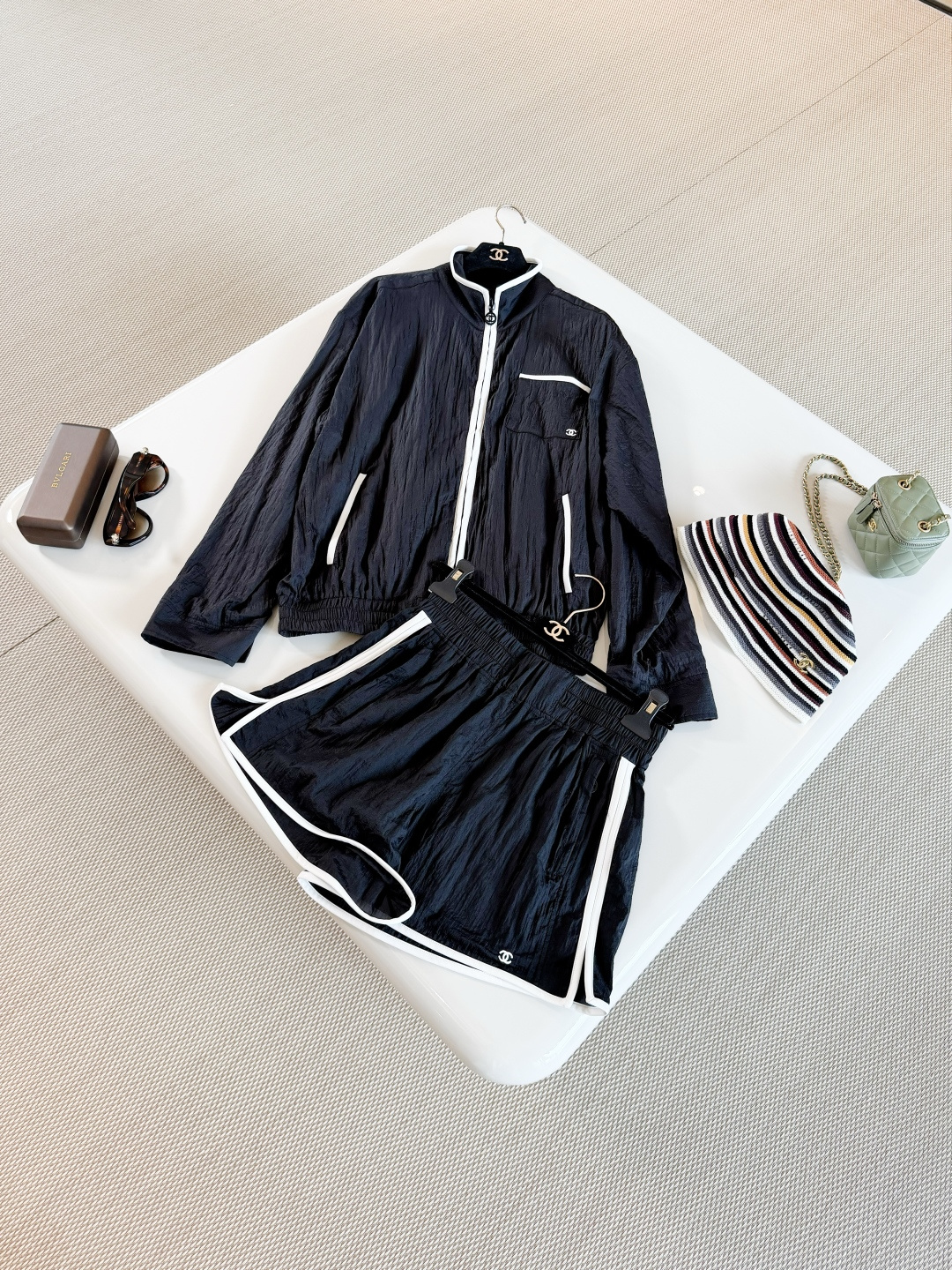 NO:878756,CHA 26S Coco Beach Double C Three-Dimensional Pocket Zipper Jacket Coco Beach series black sun protection jacket Made of sheepskin blend, light pleated fabric + white contrast edging Simple and advanced Stand-up collar zipper design Double C embroidery on the chest is low-key and exquisite Top quality,,jackets & coats,sheepskin,19860909CHA 26S Coco Beach双C立体口袋拉链外套 Coco Beach系列黑色防晒外套 采用绵羊皮混纺制成,轻薄褶皱面料+白色撞色包边 简约又高级 立领拉链设计 胸前双C刺绣低调精致 顶级品质,,jackets & coats,sheepskin,,Women's clothing